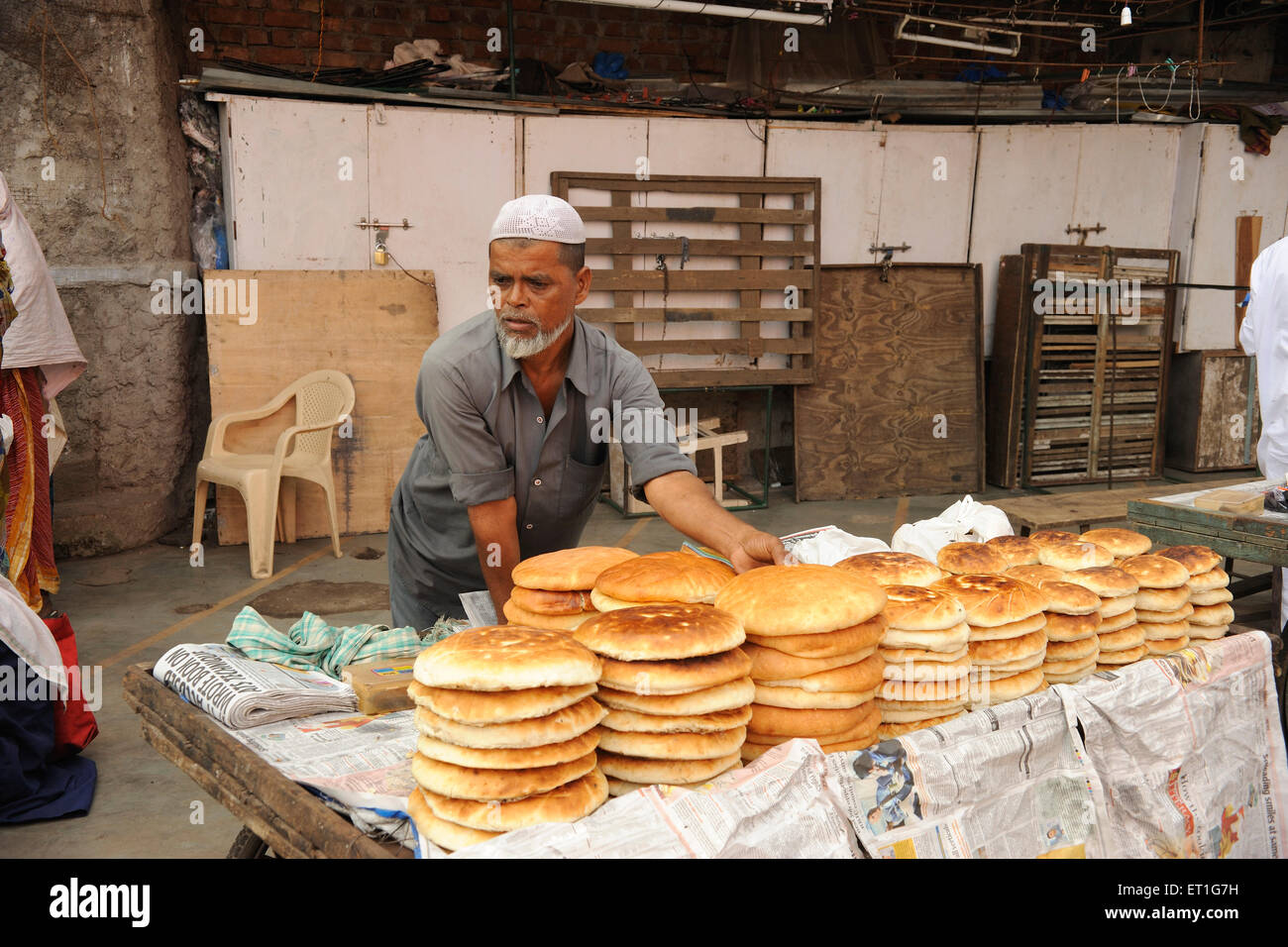 Muslimische Händler Verkauf von Lebensmitteln auf Schubkarre; Indien nicht Herr Stockfoto