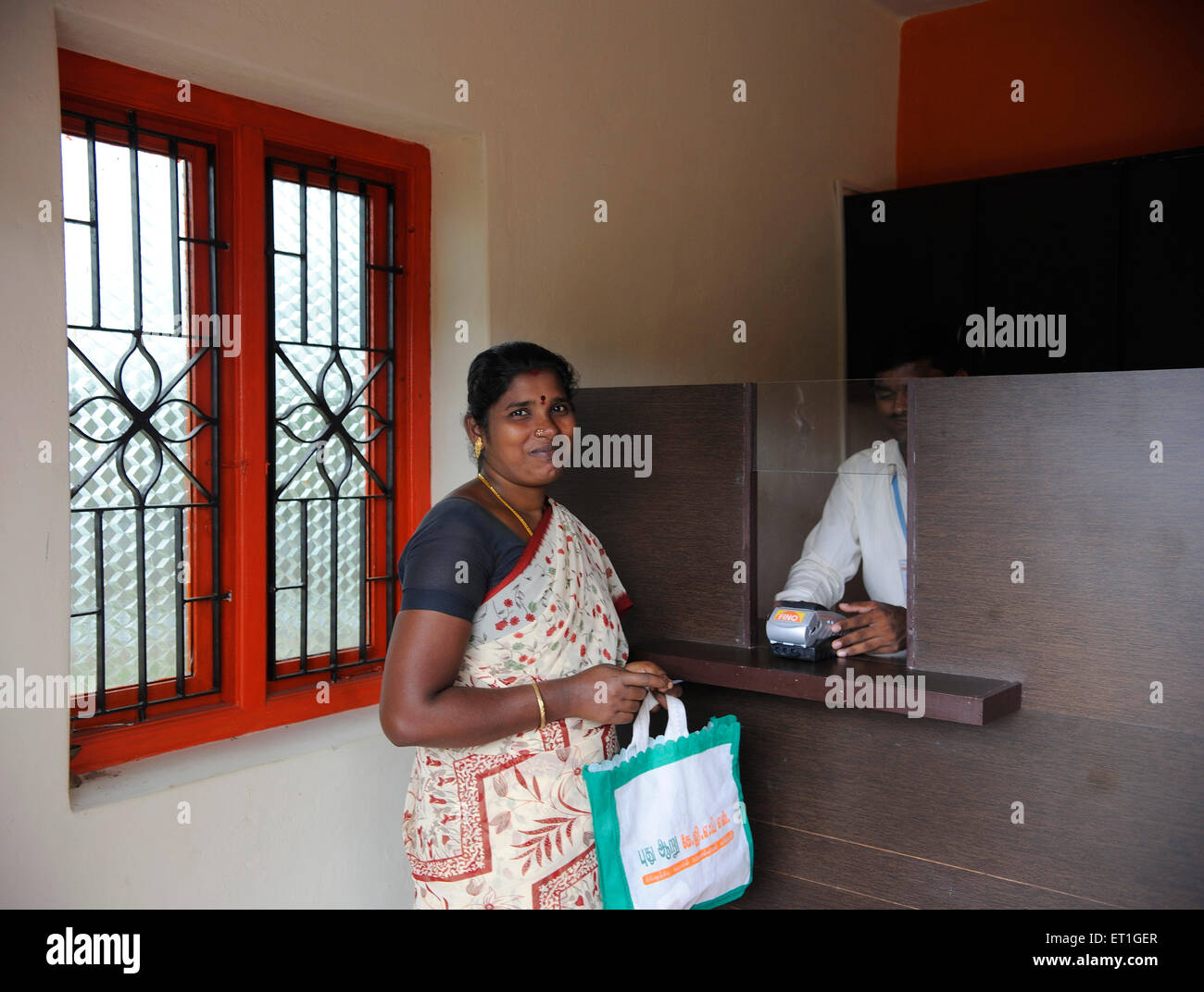 Ländliche Dame in Bank von Ngo Kshtriya Gramin financial Services IFMR-Stiftung; Thanjavur; Tamil Nadu; Indien nicht Herr Stockfoto