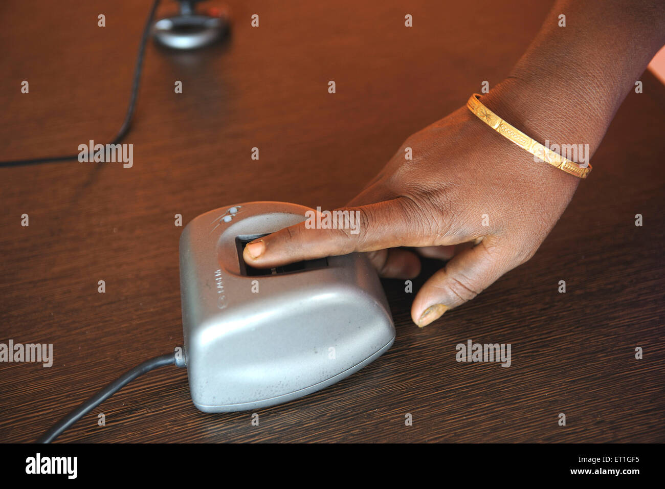 Bank-Fingerscanner, biometrische Identifizierung, Kshetriya Gramin Financial Services, NGO, IFMR Foundation, Tanjore, Thanjavur, Tamil Nadu, Indien Stockfoto