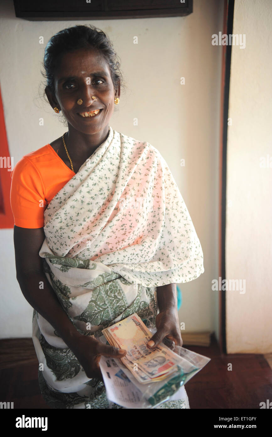 Ländliche Dame mit Geld Kredit von Bank von Ngo Kshtriya Gramin financial Services IFMR-Stiftung; Thanjavur Stockfoto