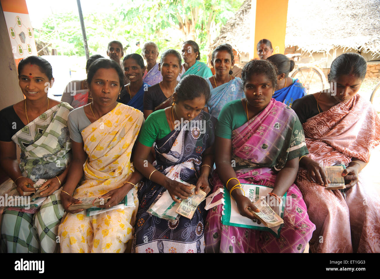 Ländliche Frauen zählen Geldkredit von Bank, Kshetriya Gramin Financial Services, NGO, IFMR Foundation, Tanjore, Thanjavur, Tamil Nadu, Indien Stockfoto