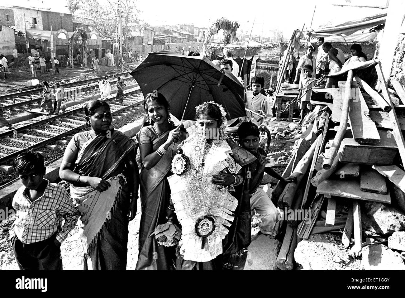 Braut in Slum in der Nähe von Bahngleisen, Chunabhatti, Sion, Bombay, Mumbai, Maharashtra, Indien, Asien Stockfoto