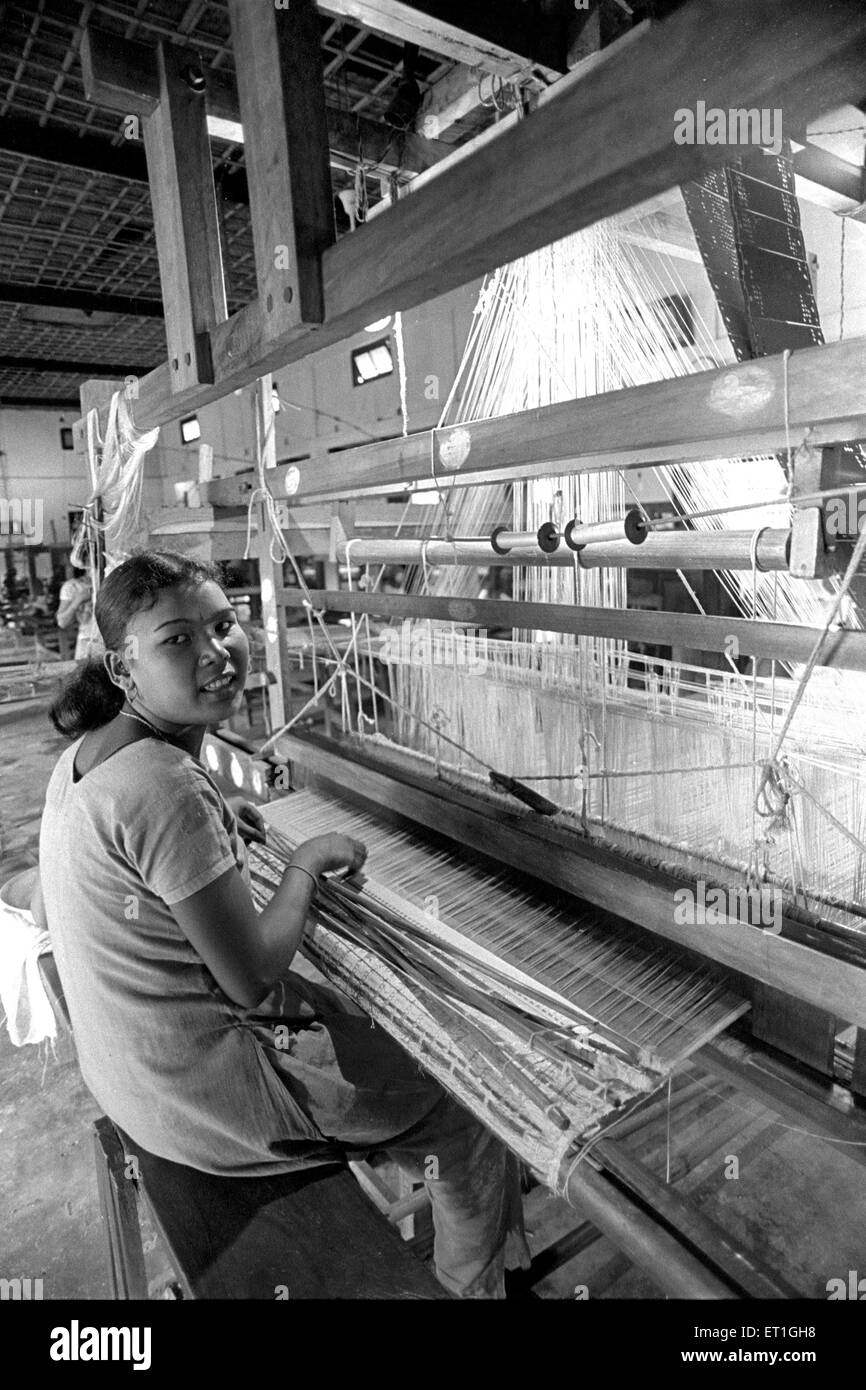Bodo Frau am Handwebstuhl weben; Assam; Indien nicht Herr Stockfoto