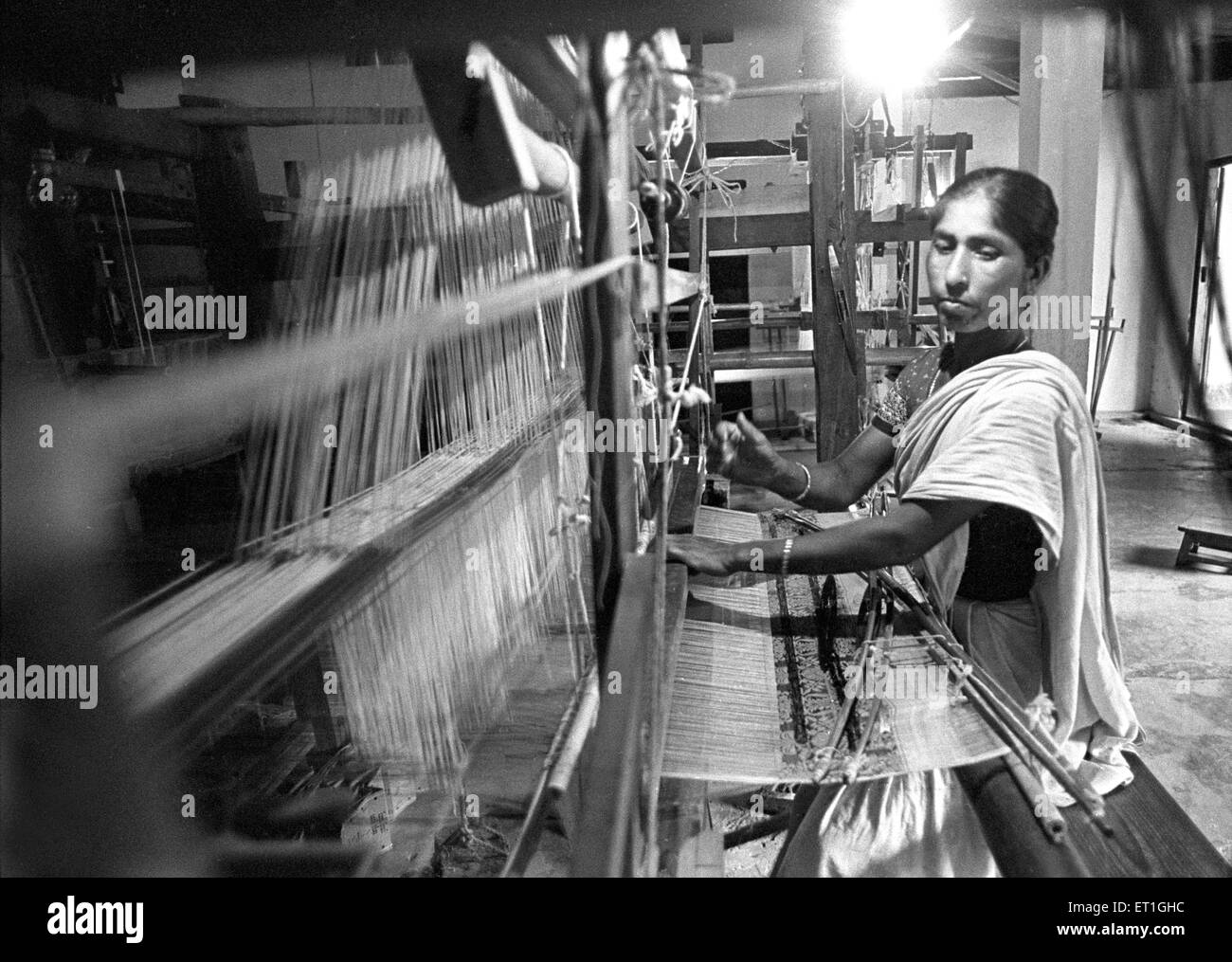 Bodo Frau am Handwebstuhl weben; Assam; Indien nicht Herr Stockfoto