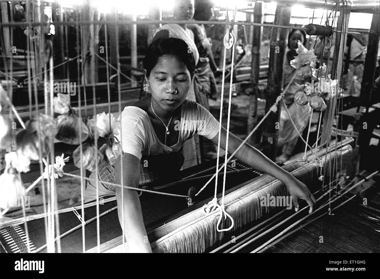 Bodo Stamm Stammesfrau weben auf Handwebmaschine; Assam; Indien; Asien Stockfoto