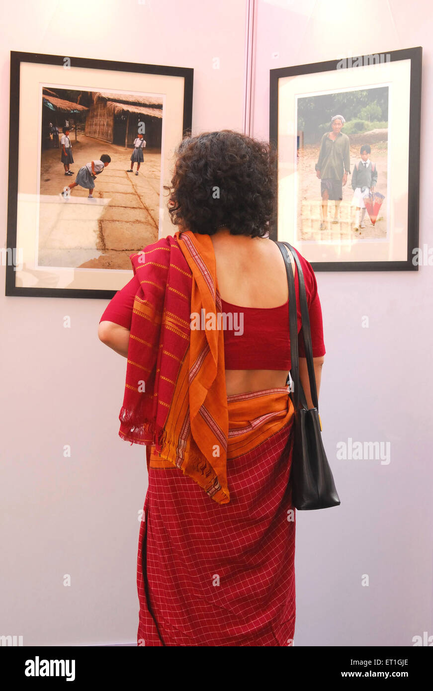 Frau sieht Ausstellung in der Kunstgalerie, Indien, Asien Stockfoto