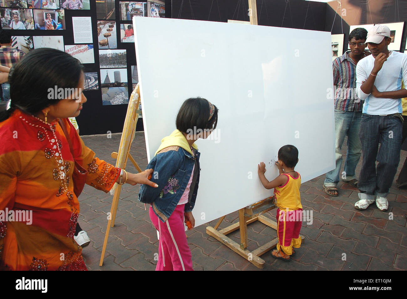 Kinderzeichnung auf Leinwand beim Kala Ghoda Kunstfestival, Kalaghoda, Bombay, Mumbai, Maharashtra, Indien, Asien Stockfoto