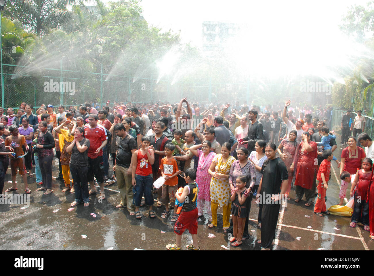 Menschen genießen Regentanz; Bombay Mumbai; Maharashtra; Indien nicht Herr Stockfoto