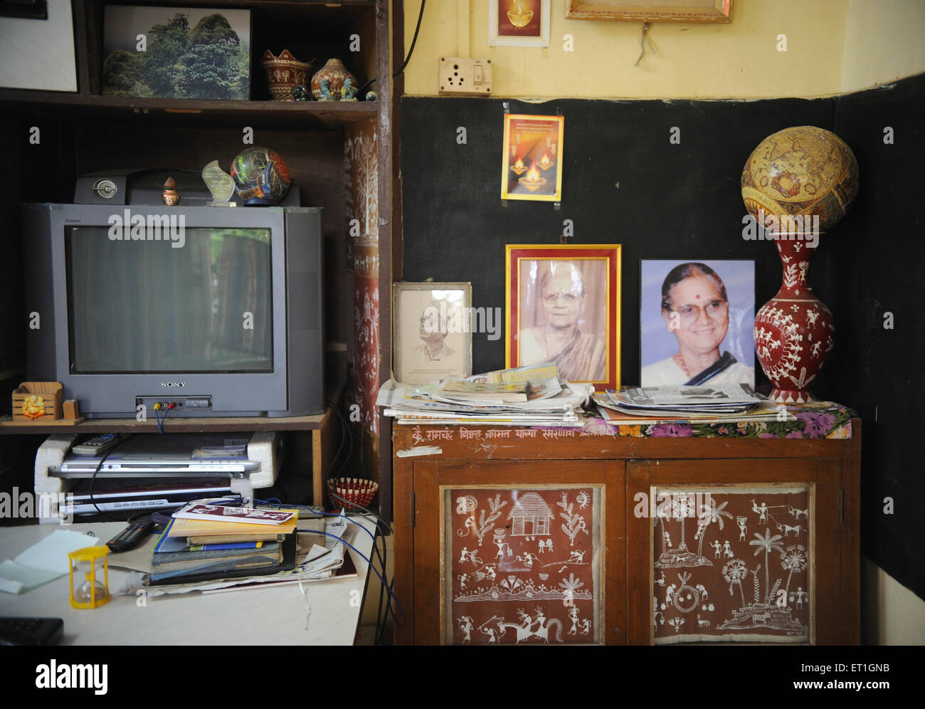 Haus Innenraum TV Vase Bücher warli Kunst Frames Indien Stockfoto