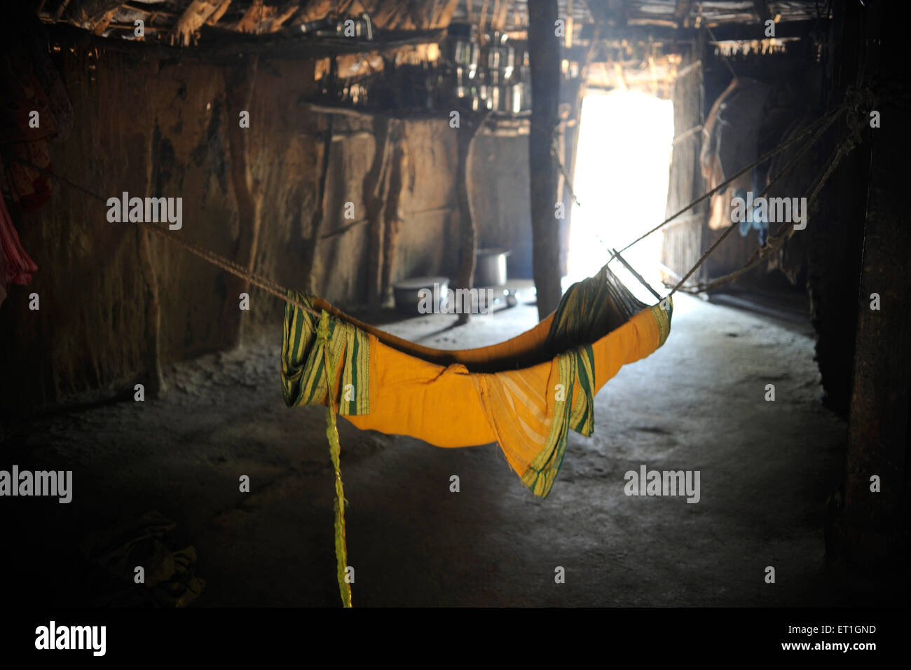 Tuch-Wiege in Stammes-Haus; Maharashtra; Indien Stockfoto
