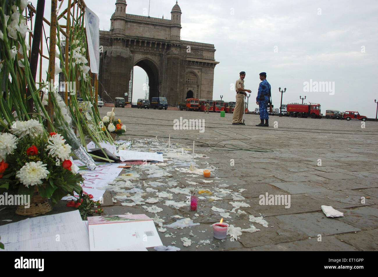Blumen und Kerzen vor Gateway of India nach Terroranschlag von Deccan Mudschaheddin; Bombay Mumbai; Maharashtra Stockfoto