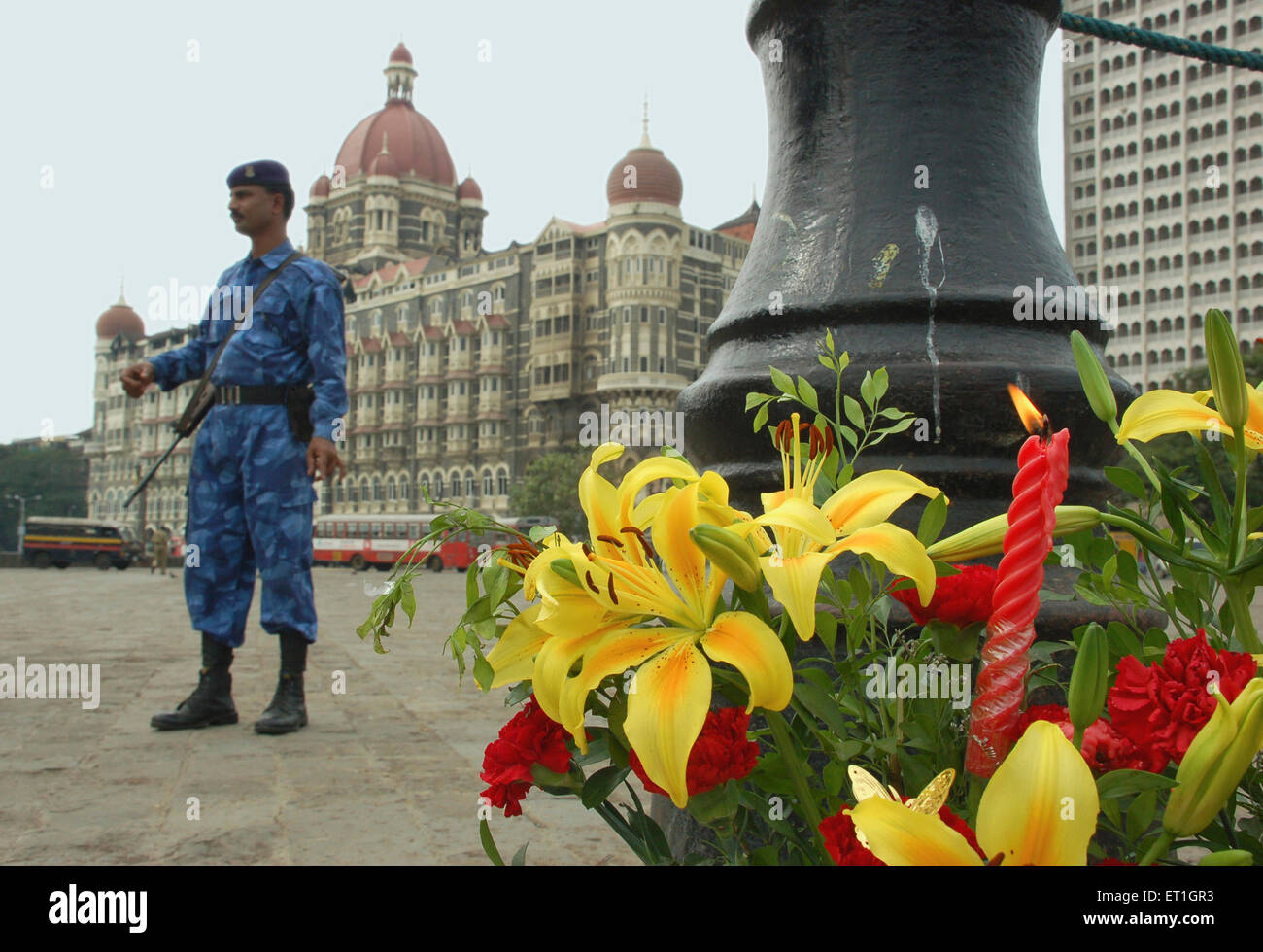 Blumen und rasches Handeln zwingen raf-Kommando im Taj Mahal Hotel nach Terroranschlag von Deccan Mudschaheddin; Bombay-Mumbai Stockfoto