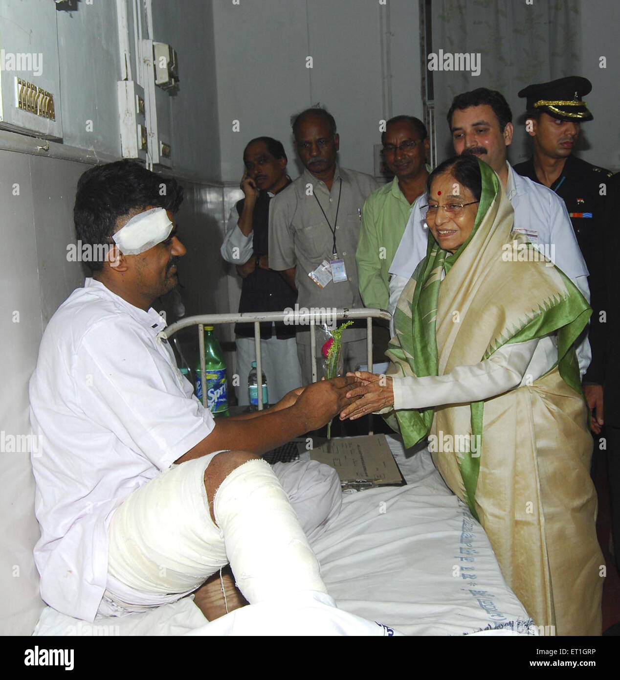 2008 Bombay-Angriffe, Präsident Pratibha Patil trifft Verletzte im JJ Hospital, Bombay, Mumbai, Maharashtra, Indien Stockfoto