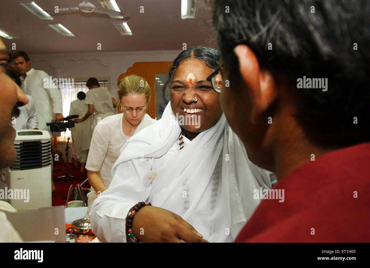 Amma, Mata Amritanandamayi, Mutter, lachend, indischer hinduistischer spiritueller Führer, Guru, humanitär, Heilige umarmt, Kerala, Indien, Asien Stockfoto