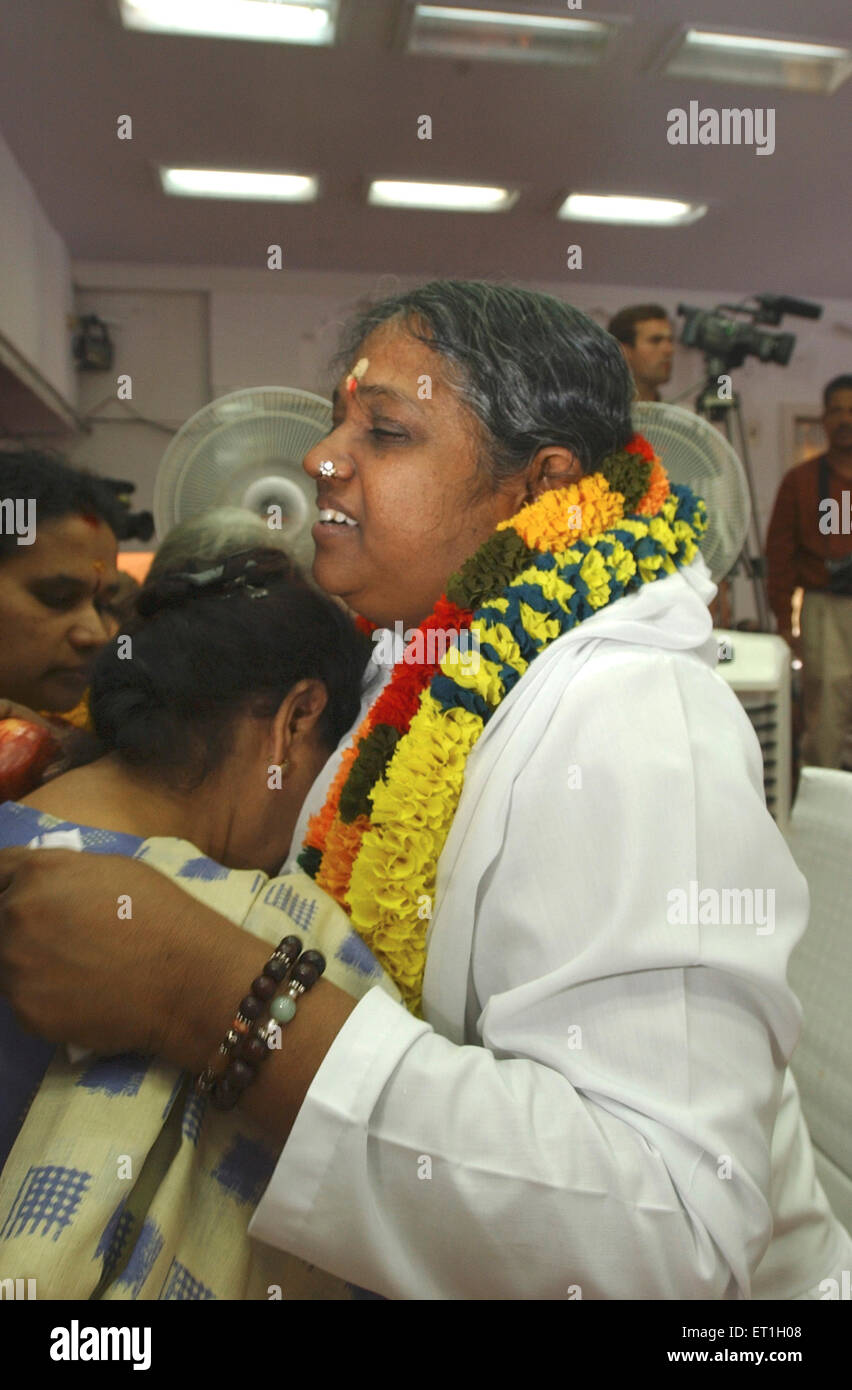 Amma, Mata Amritanandamayi, umarmt, Mutter, indischer hinduistischer spiritueller Führer, Guru, humanitär, umarmt heilige, Kerala, Indien, Asien Stockfoto