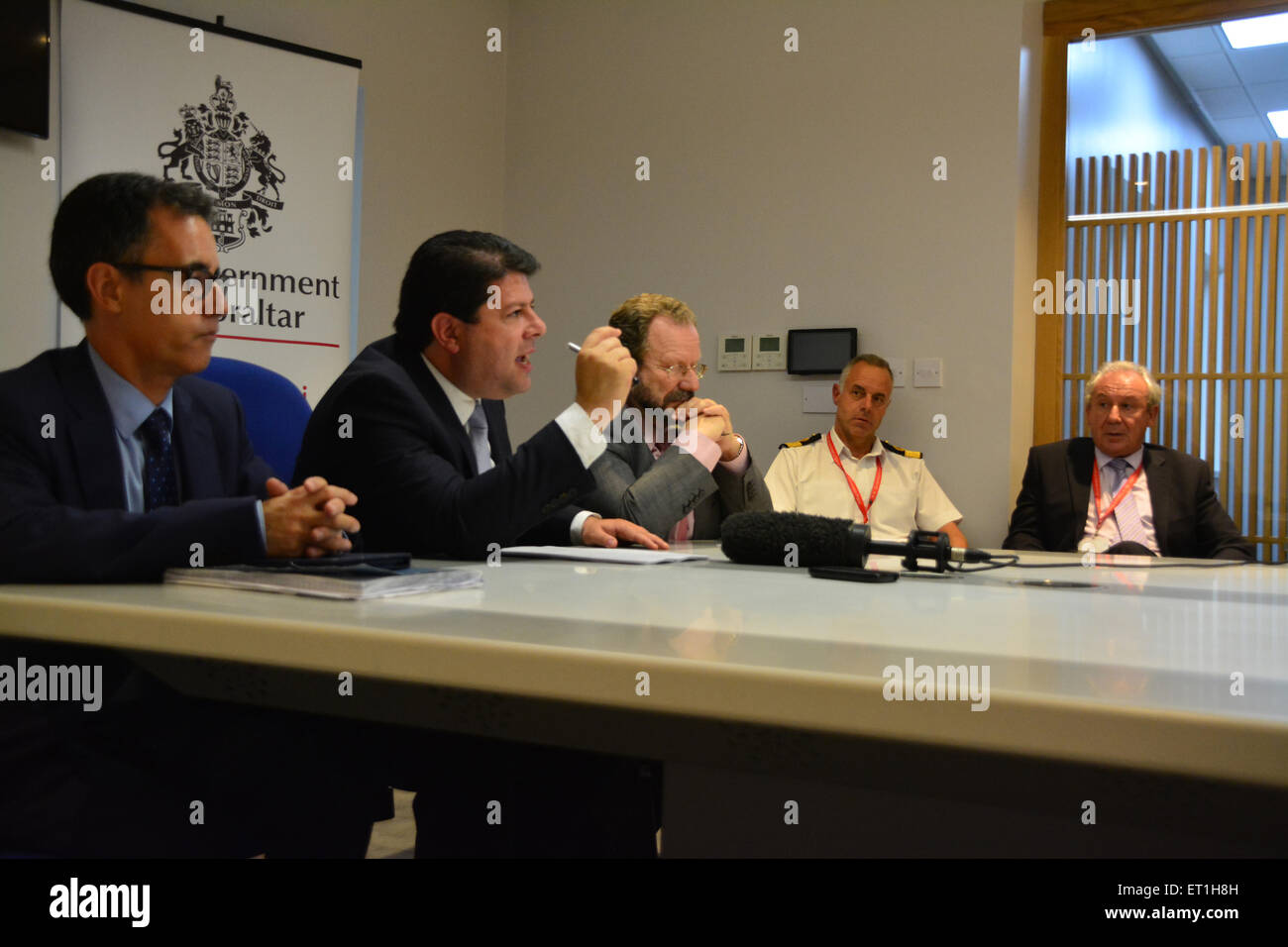 10. Juni 2015 - Gibraltar abgebildet Fabian Picardo, Chief Minister von Gibraltar mit seinem Deputy Chief Minister Dr. Joseph Garcia (links) und Minister für Umwelt John Cortes (rechts). Gibraltars Chief Minister Fabian Picardo reagierte auf die Gibraltar Sozialdemokraten Einführung eines Berichts durch Lloyds Register auf die Lagerung von LNG für Bunkern und der Erzeugung von Strom in Gibraltar.  Bildnachweis: Stephen Ignacio/Alamy Live-Nachrichten Stockfoto