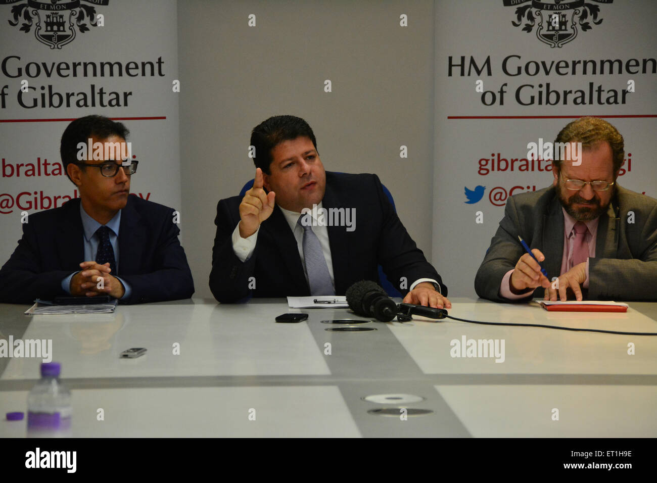 10. Juni 2015 - Gibraltar abgebildet Fabian Picardo, Chief Minister von Gibraltar mit seinem Deputy Chief Minister Dr. Joseph Garcia (links) und Minister für Umwelt John Cortes (rechts). Gibraltars Chief Minister Fabian Picardo reagierte auf die Gibraltar Sozialdemokraten Einführung eines Berichts durch Lloyds Register auf die Lagerung von LNG für Bunkern und der Erzeugung von Strom in Gibraltar.  Bildnachweis: Stephen Ignacio/Alamy Live-Nachrichten Stockfoto