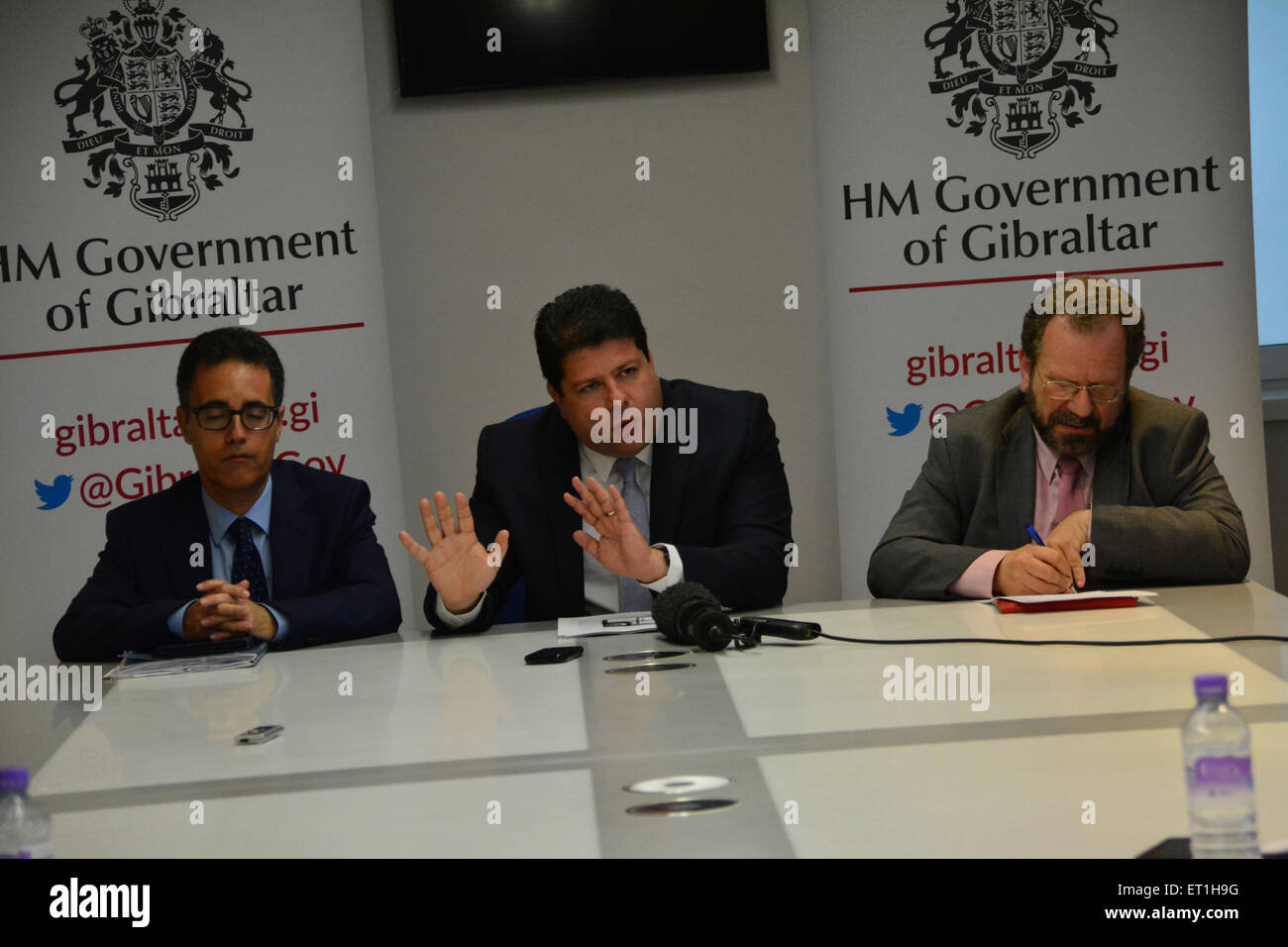 10. Juni 2015 - Gibraltar abgebildet Fabian Picardo, Chief Minister von Gibraltar mit seinem Deputy Chief Minister Dr. Joseph Garcia (links) und Minister für Umwelt John Cortes (rechts). Gibraltars Chief Minister Fabian Picardo reagierte auf die Gibraltar Sozialdemokraten Einführung eines Berichts durch Lloyds Register auf die Lagerung von LNG für Bunkern und der Erzeugung von Strom in Gibraltar.  Bildnachweis: Stephen Ignacio/Alamy Live-Nachrichten Stockfoto