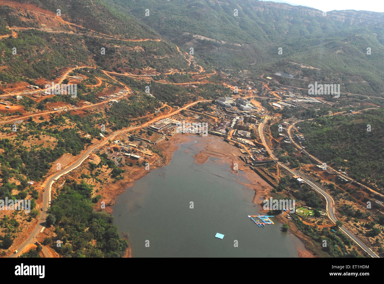 Luftbild von See und Straßen, Lavasa, Pune, Maharashtra, Indien, Asien Stockfoto