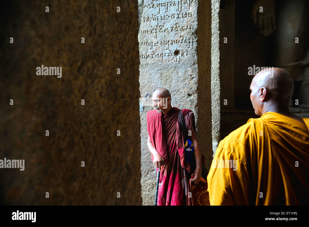 Buddhistische Mönche in den Höhlen von Elephanta, Bombay, Mumbai, Maharashtra, Indien, Asien, Asien, Indien Stockfoto