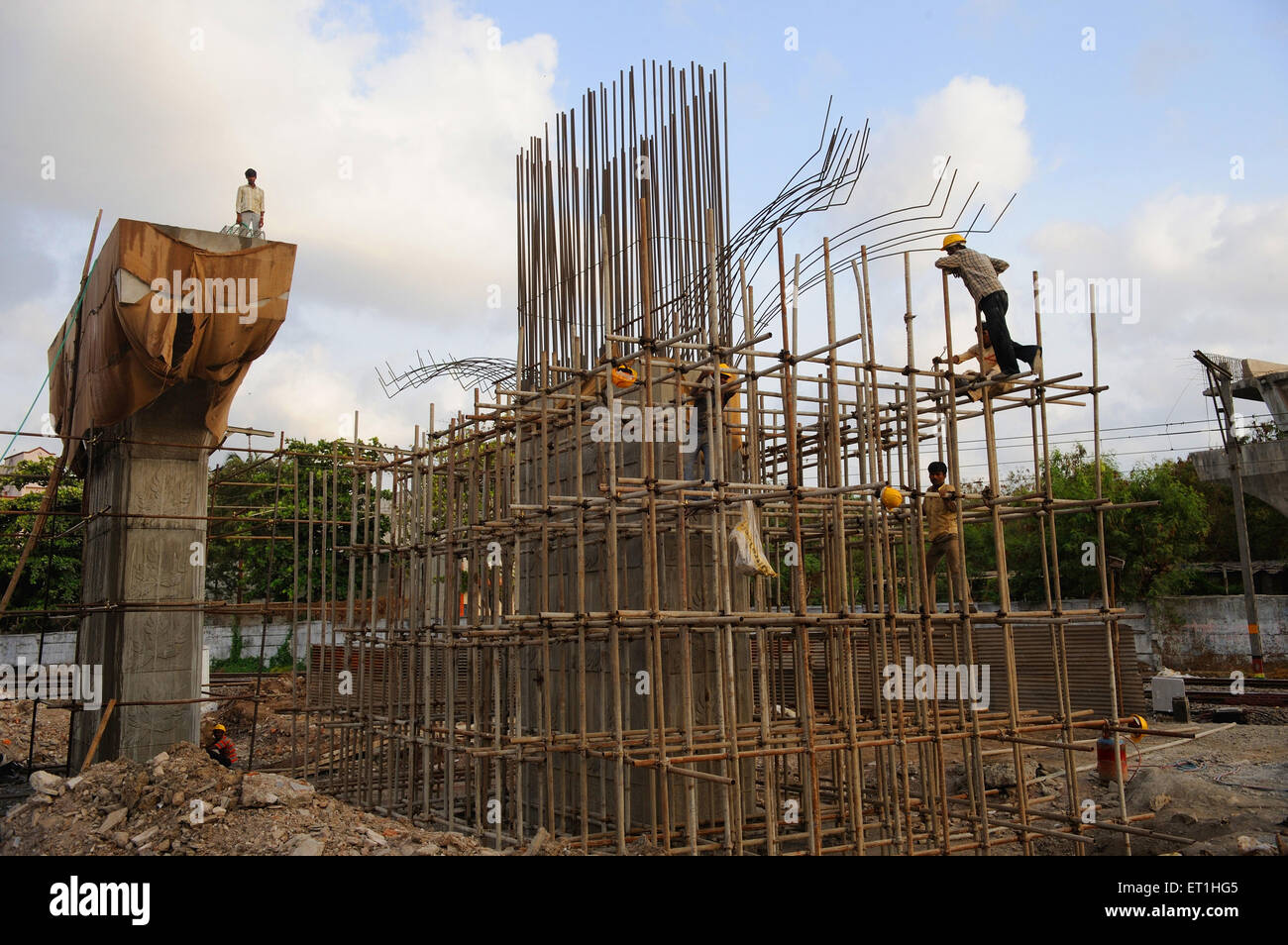 Männer arbeiten Brückenbau, Bombay, Mumbai, Maharashtra, Indien, Asien, Asien, Indien Stockfoto