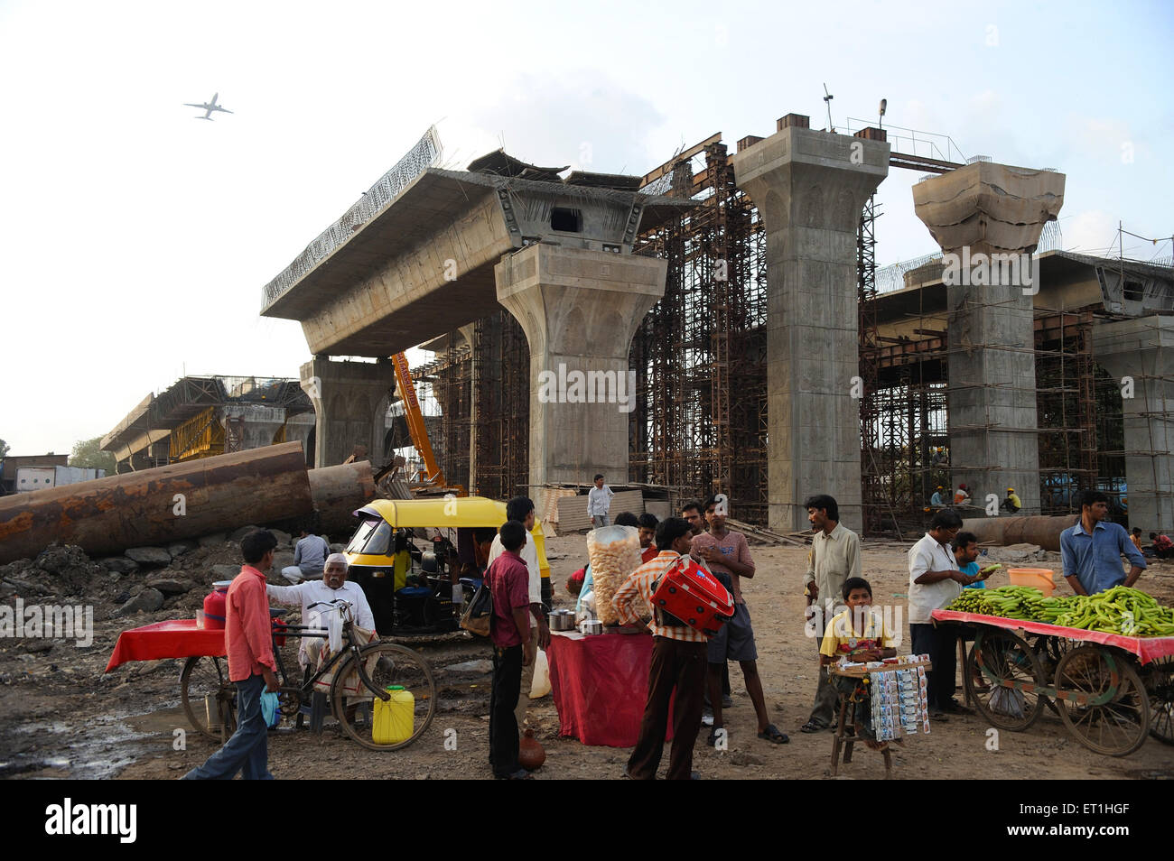 Gemüsestände auf Baustelle Brücke; Bombay Mumbai; Maharashtra; Indien Stockfoto