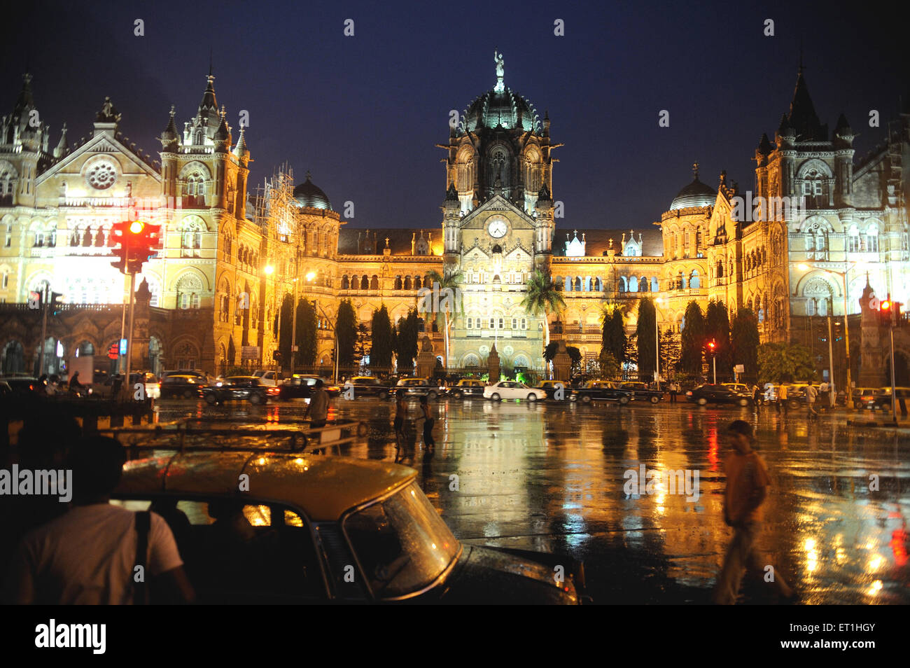 Verkehr vor Victoria Terminus vt jetzt Chhatrapati Shivaji Terminus cst Bahnhof; Bombay Stockfoto