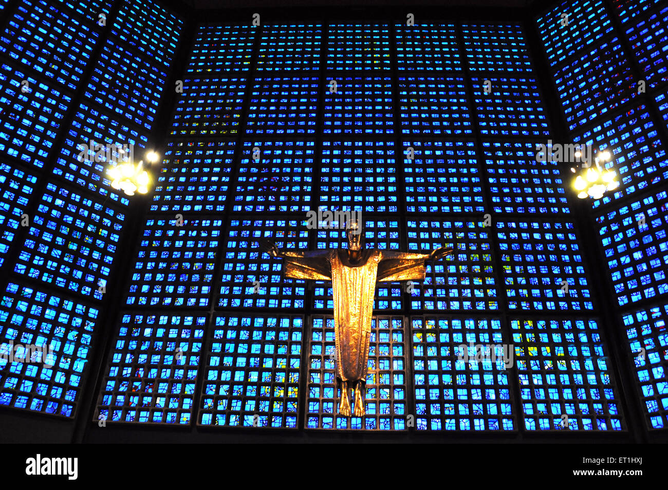 Goldene Statue Christi gegen blaue Glasmalerei in der Kaiser-Wilhelm-Gedächtniskirche in Berlin Stockfoto