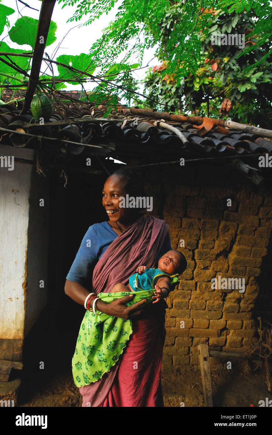 Ho Mutter Stämme mit Baby; Chakradharpur; Jharkhand; Indien nicht Herr Stockfoto