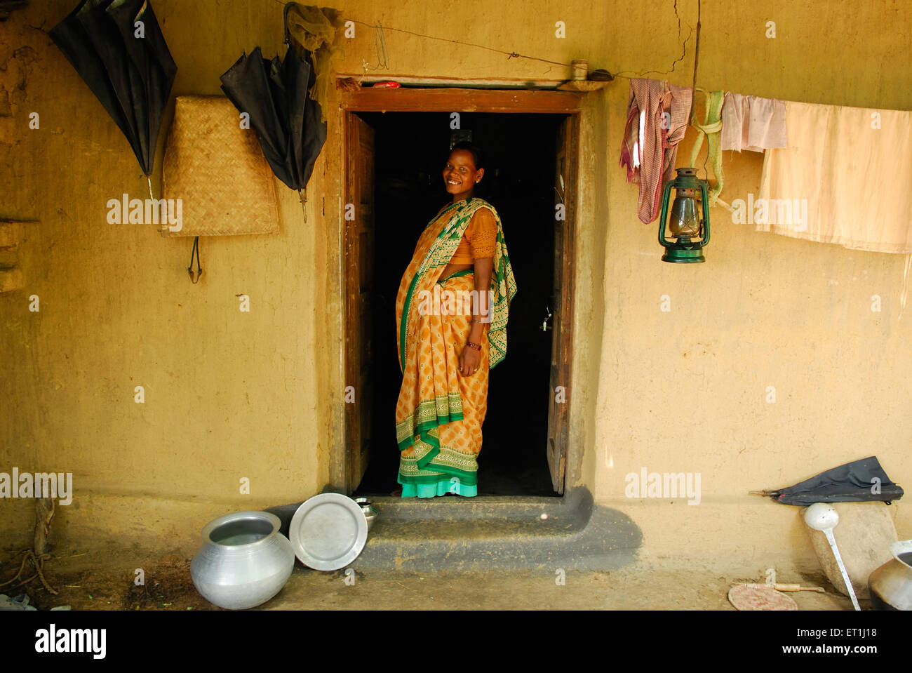 Ho Stamm Schwangere Stammesfrau, die auf Tür ihres Dorfhauses steht; Chakradharpur; Jharkhand; Indien; Asien Stockfoto