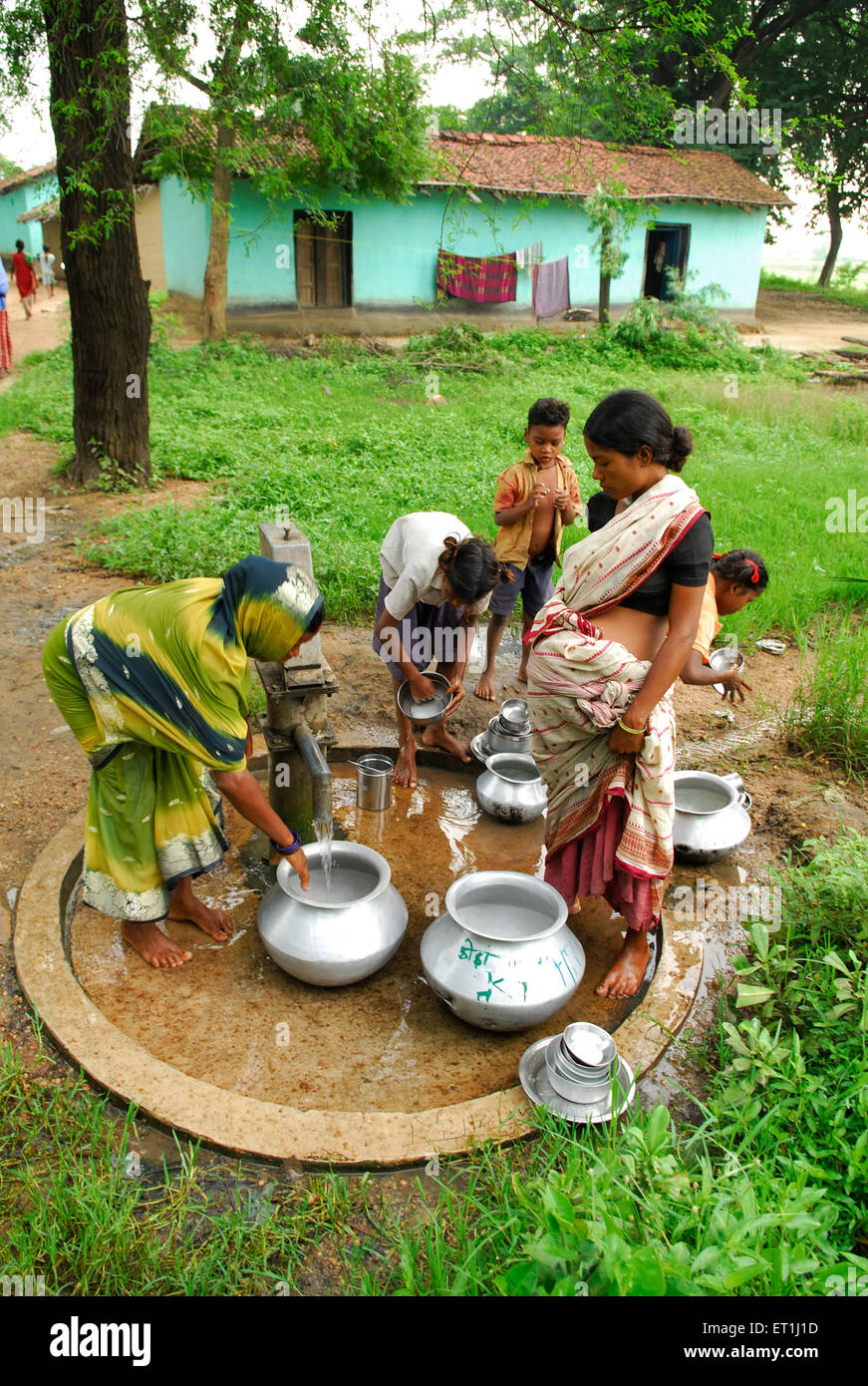 Ho Wasser Stämme Frauen füllen Töpfe mit durch Handpumpe; Chakradharpur; Jharkhand; Indien nicht Herr Stockfoto