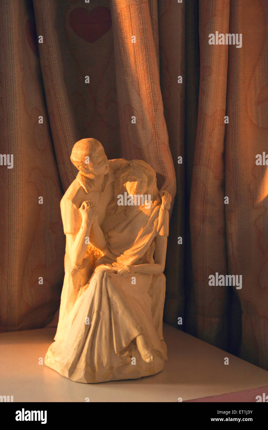 Sonnenstrahl auf Statue des Paares im romantischen Pose mit Gips geformt; Pune; Maharashtra; Indien Stockfoto