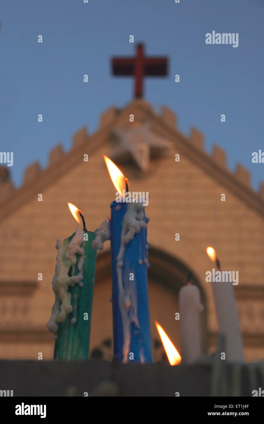 Kerzen geschmolzen gegen St. Patrick Kirche brennen; Pune; Maharashtra; Indien Stockfoto
