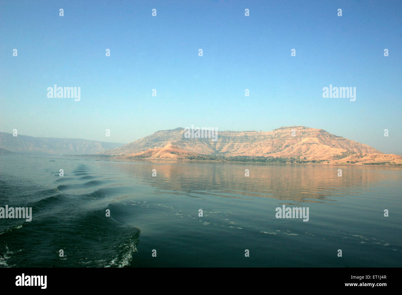 Landschaft mit leichten Wellen im See am Dhom Damm; Wai; Maharashtra; Indien Stockfoto