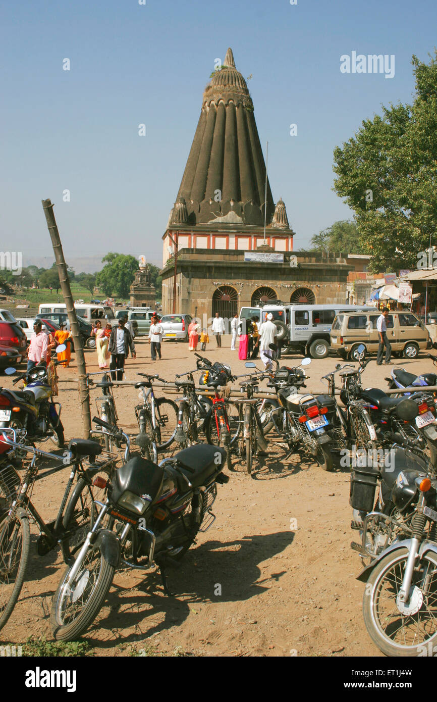 Tempel gewidmet Lord Ganesh benannt Dholu Ganpati mit Fahrräder Motorräder und Autos auf Parkplatz; Wai; Maharashtra Stockfoto