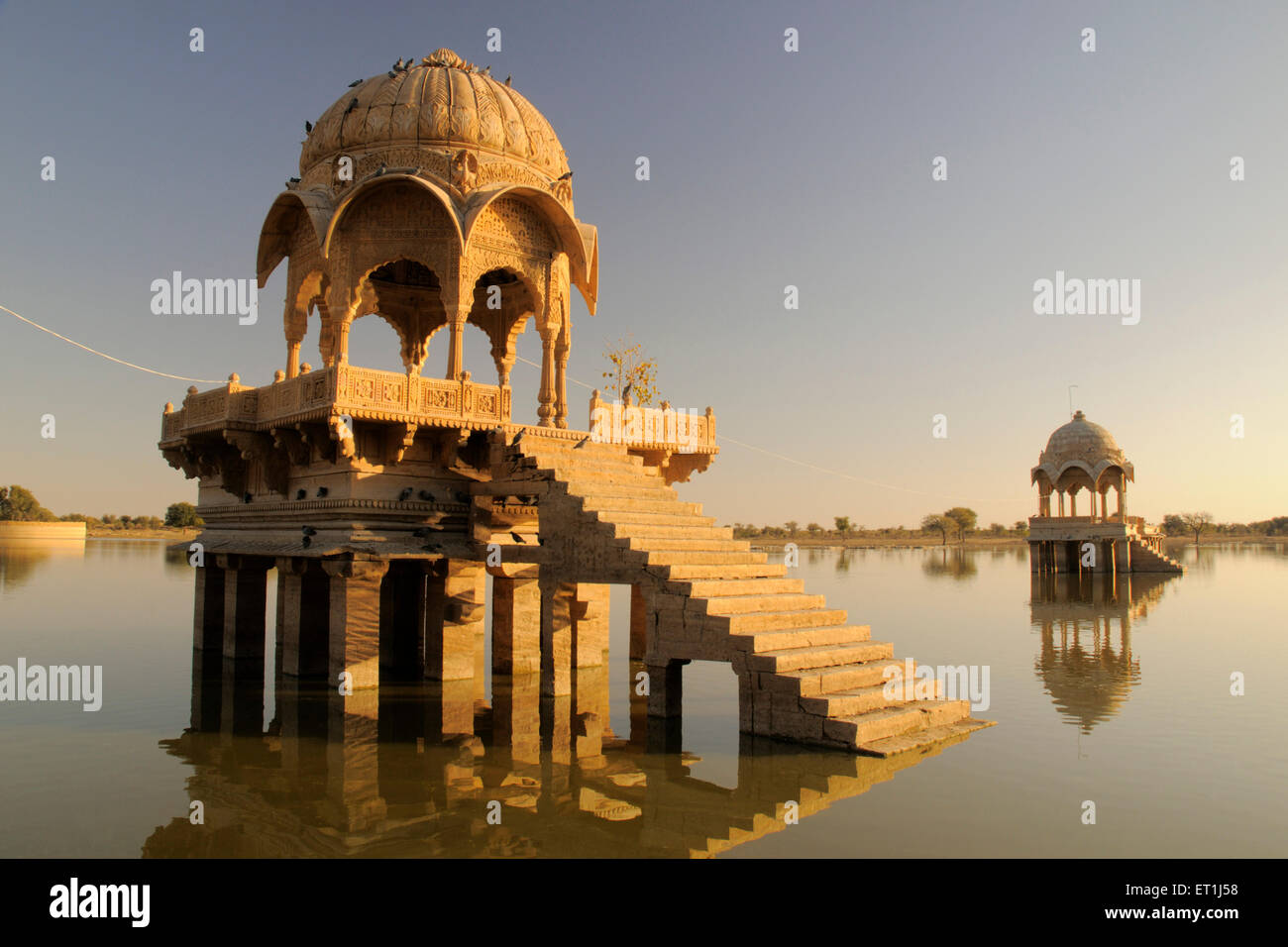 Zwei Kenotaphen Chhatris Spiegelungen im Wasser des Sees Gadsisar oder Gadisar genannt; Jaisalmer; Rajasthan; Indien Stockfoto
