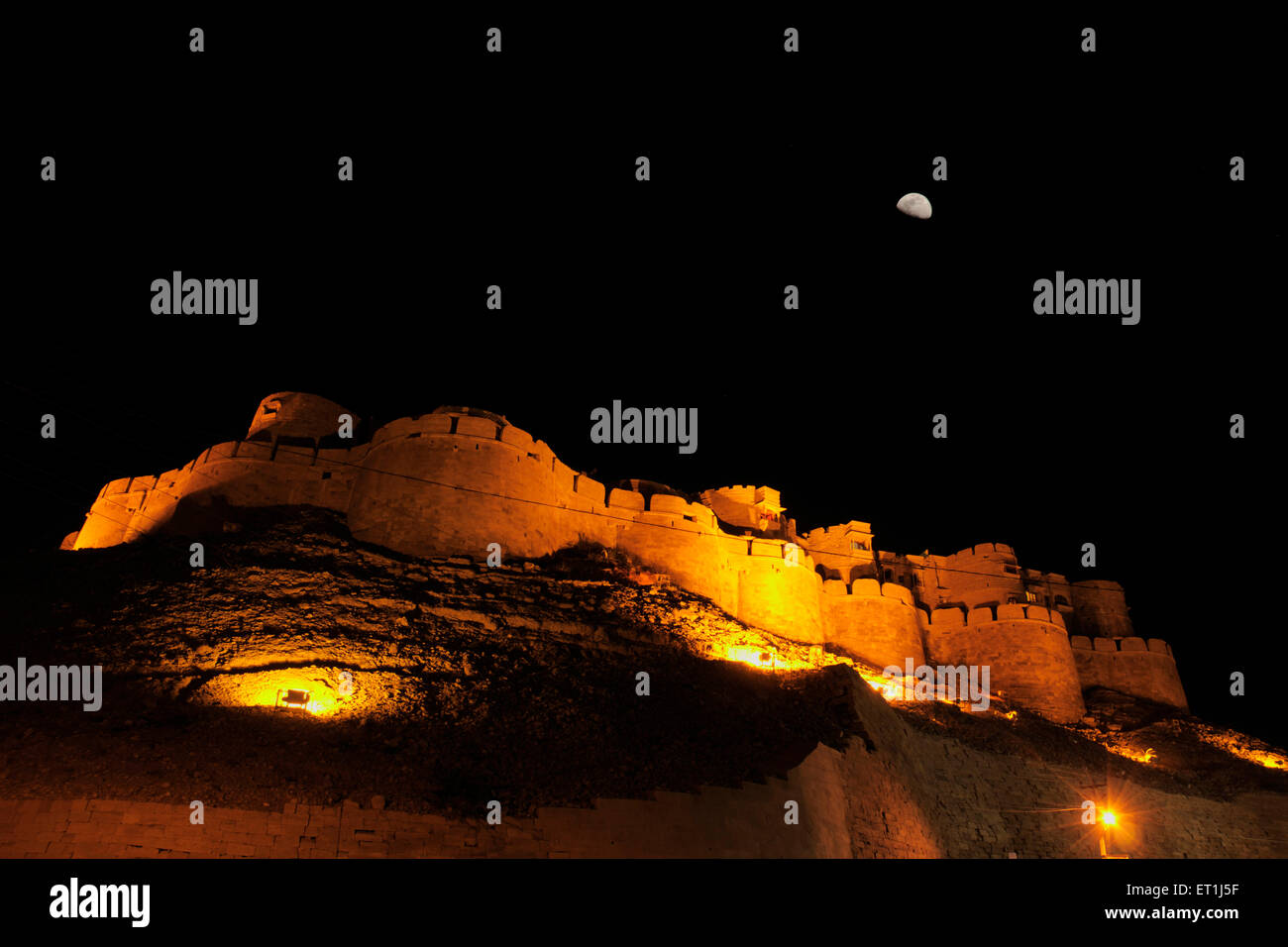 Nachtansicht der Halbmond über dem Fort von Jaisalmer; Rajasthan; Indien Stockfoto