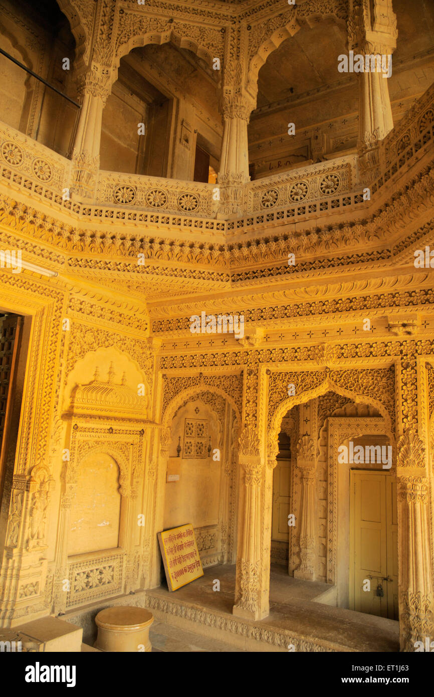 Mehrere wunderschön geschnitzt Bogen Türen von Sandsteinen im inneren Tempels am Amarsagar See gemacht; Jaisalmer; Rajasthan; Indien Stockfoto