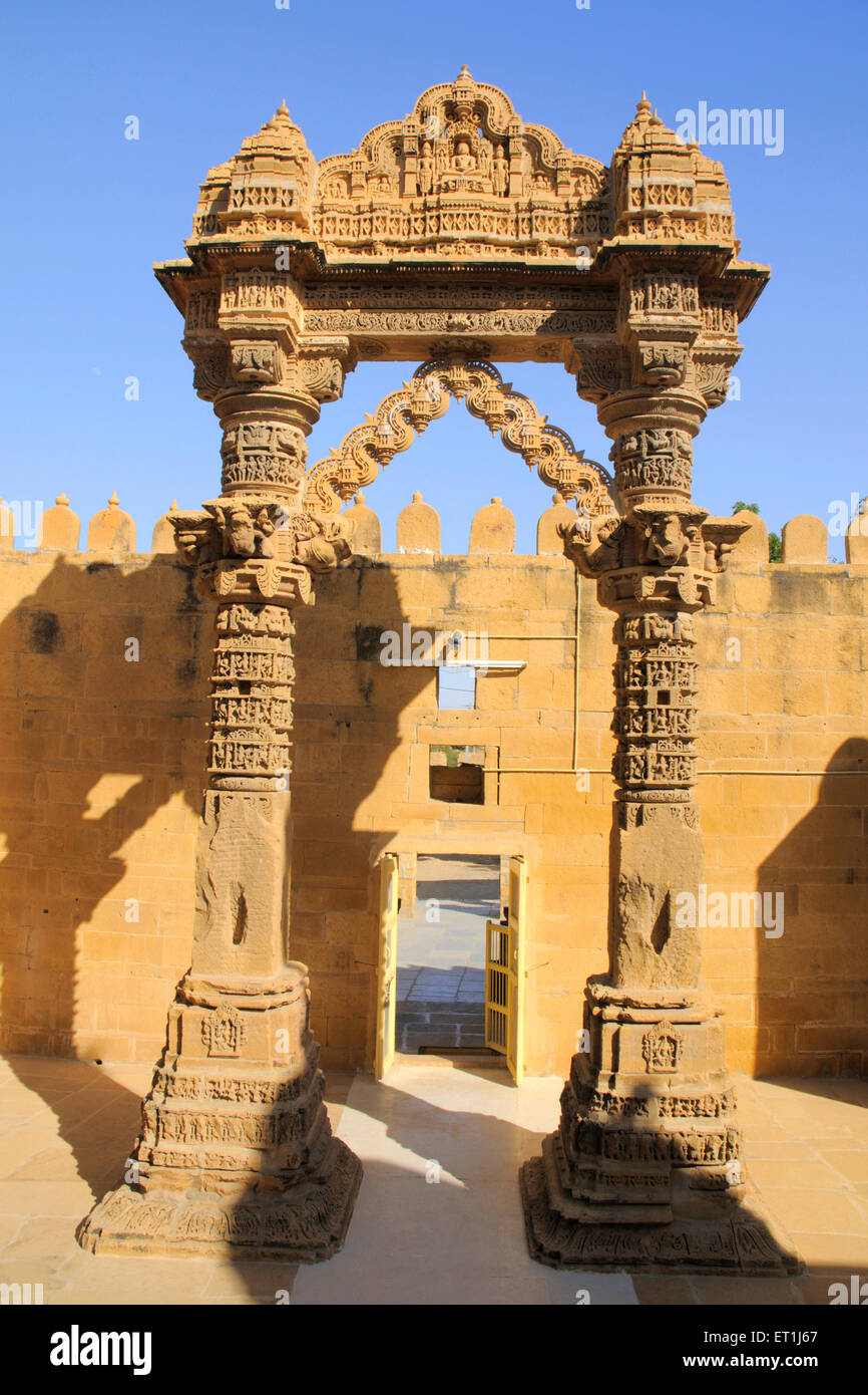 Schön geschnitzten Säulen am Eingang der Jain-Tempel von Sandsteinen am Lodurva gemacht; Jaisalmer; Rajasthan; Indien Stockfoto