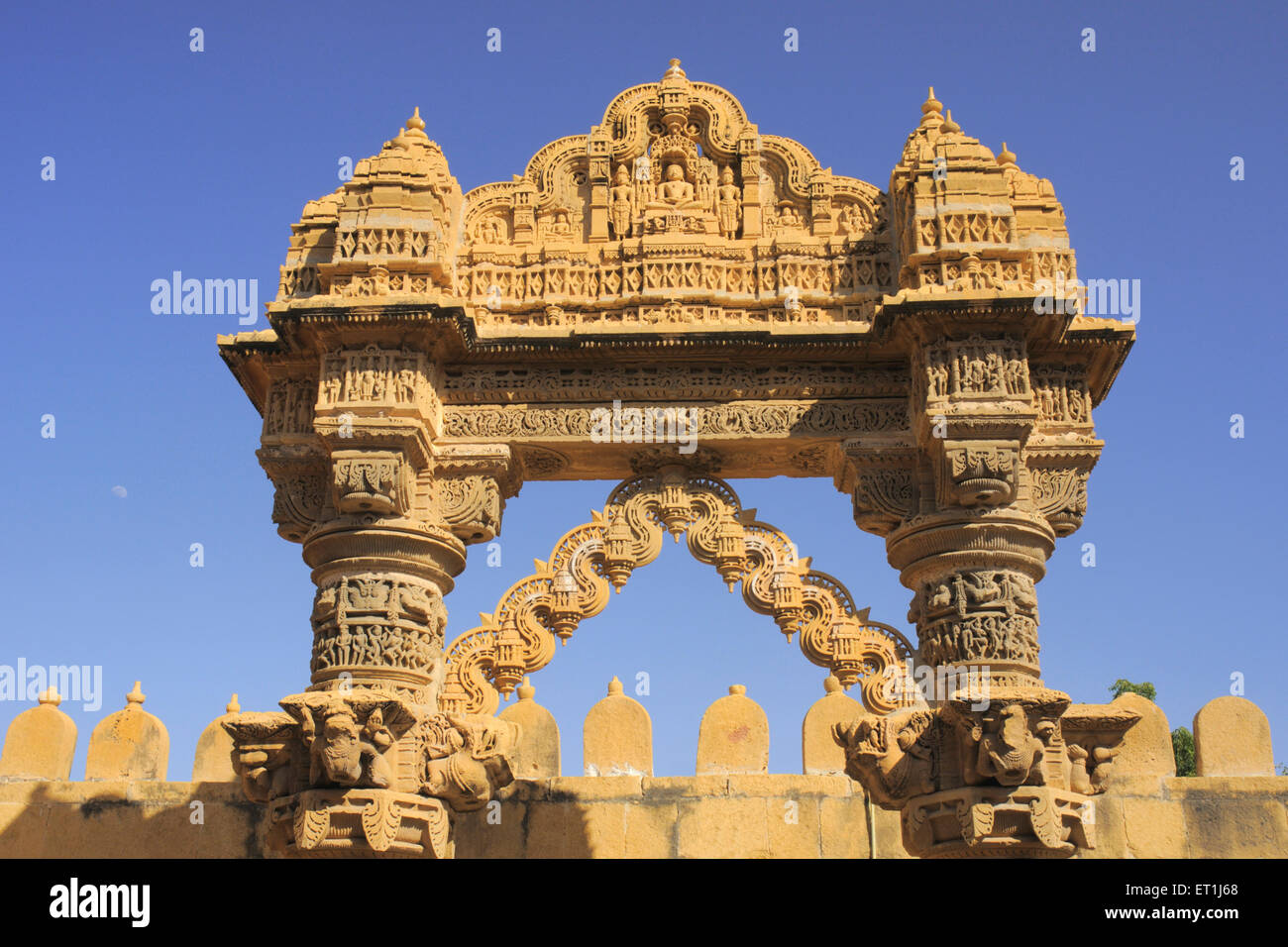 Schön geschnitzten Oberseite des Tor am Eingang der Jain-Tempel in Lodurva; Jaisalmer; Rajasthan; Indien Stockfoto