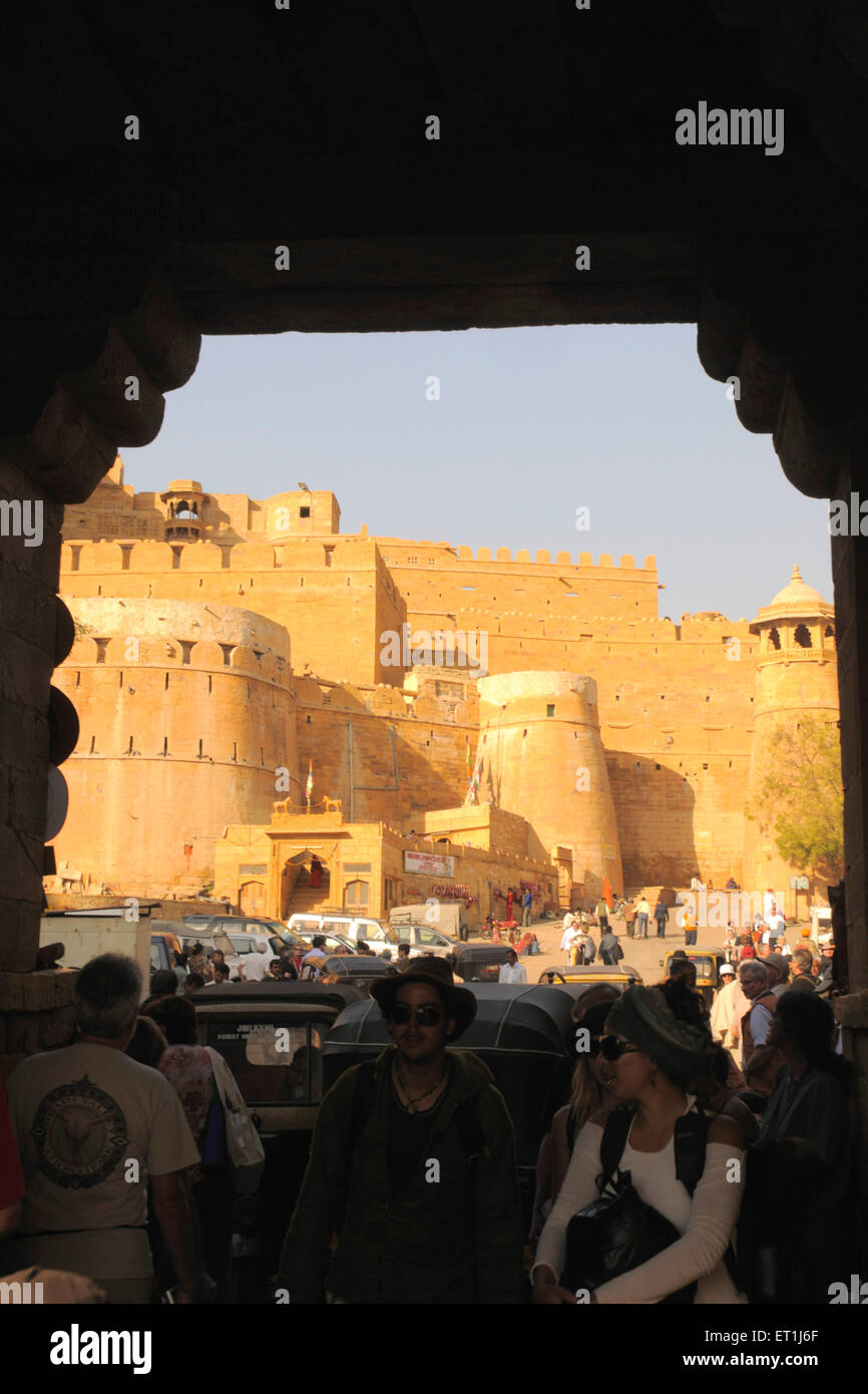 Blick auf Jaislamer Fort aus Sandstein mit imposanten Wand gemacht; Jaisalmer; Rajasthan; Indien Stockfoto