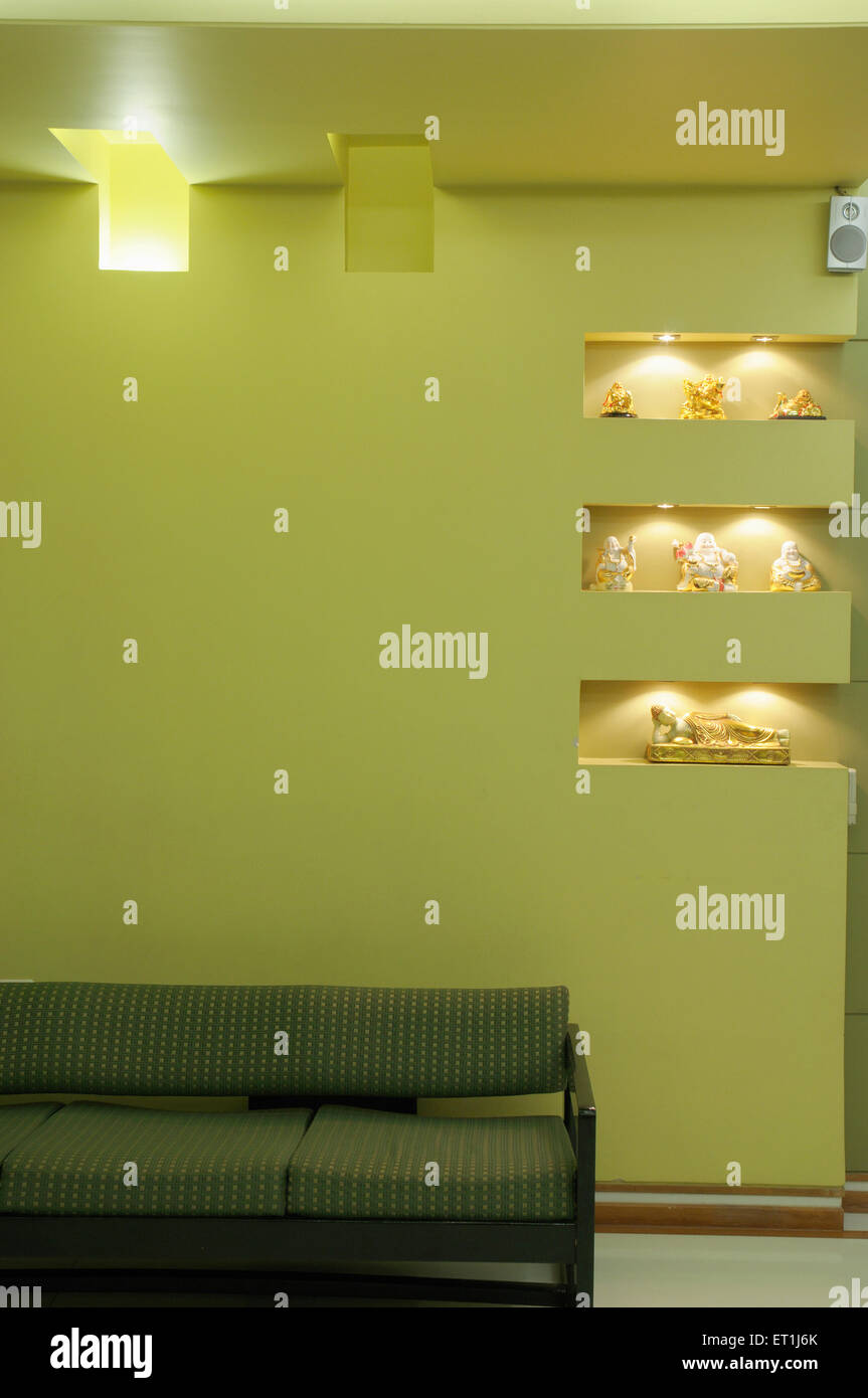 Abstrakt und grafische Dekoration Wohnzimmer mit Sofa und grüne Wand in Residenz; Bombay-Mumbai Stockfoto