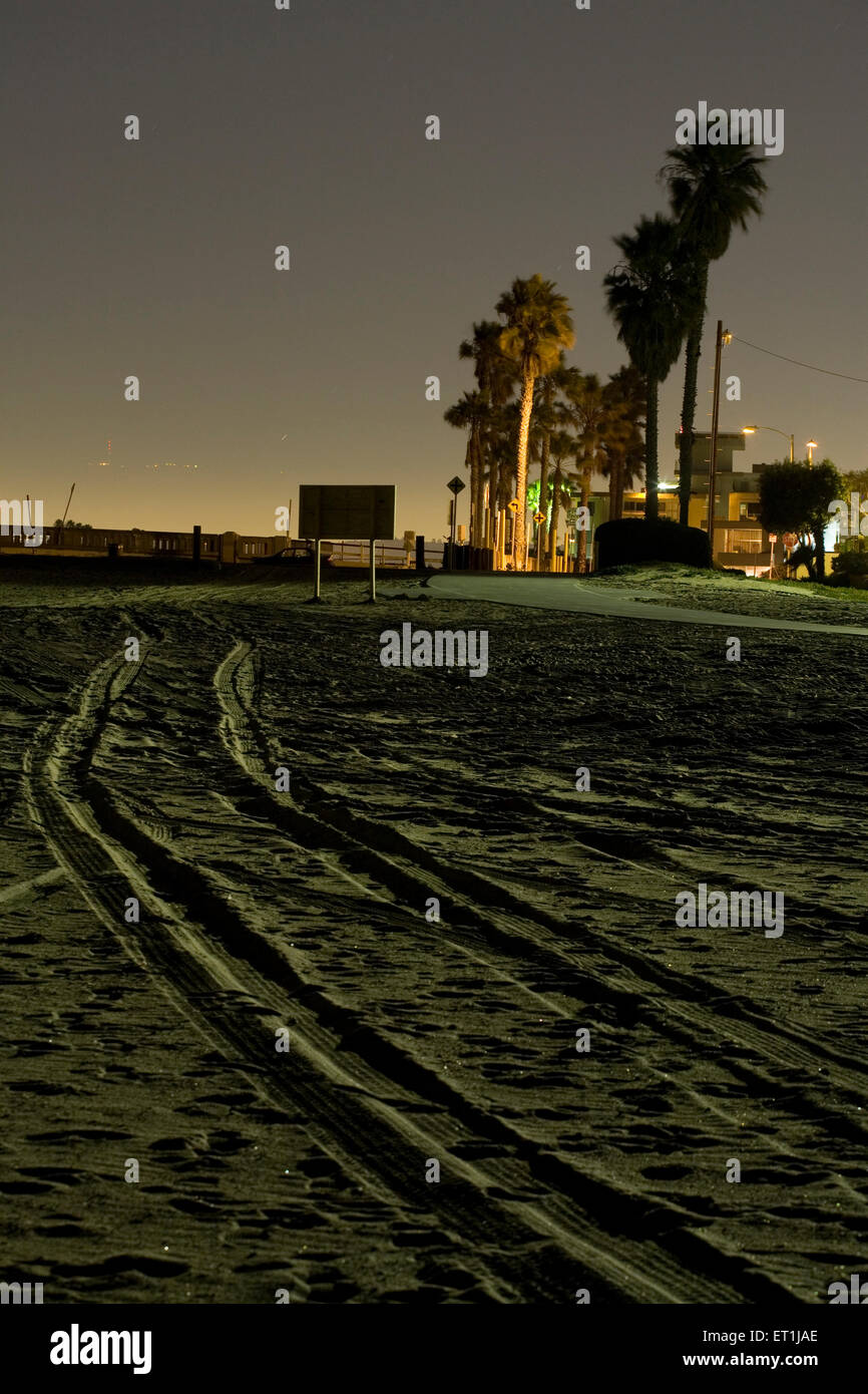 Spuren am Strand in der Nacht Stockfoto