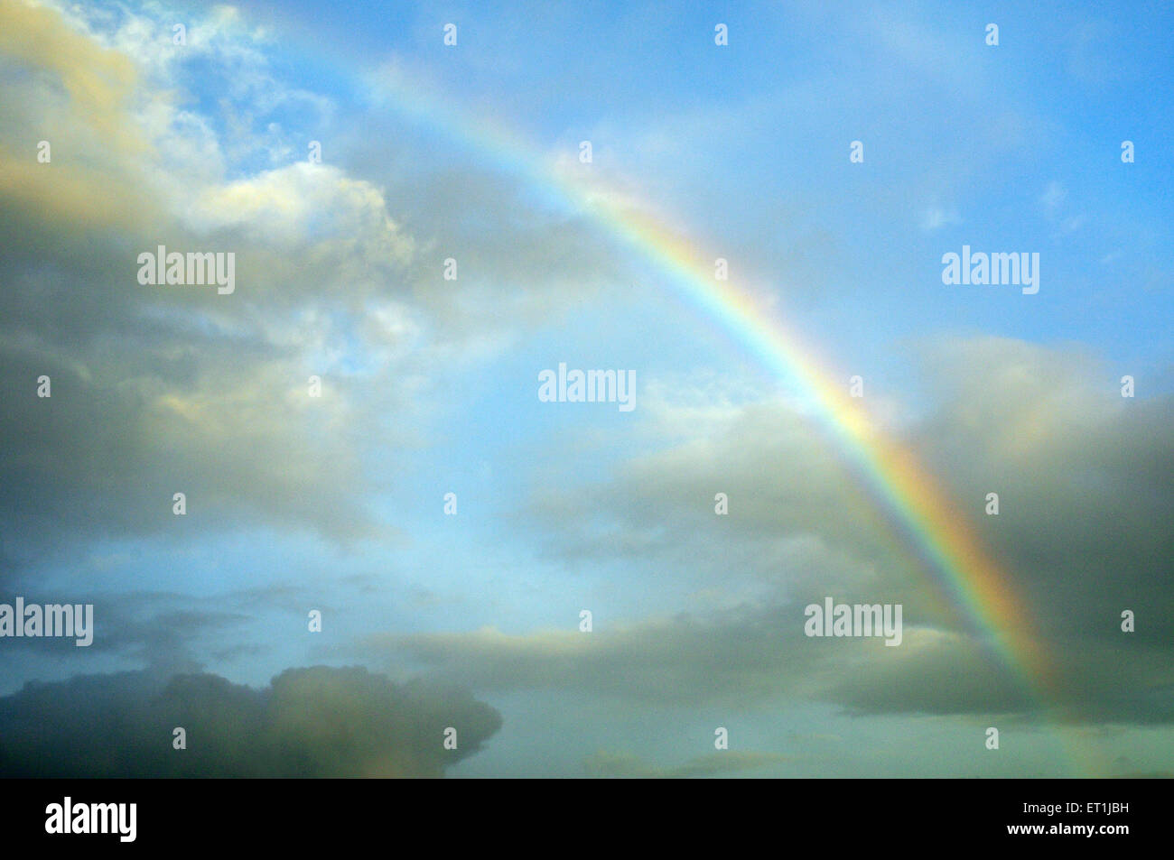 Regenbogen auf blauen Himmel Stockfoto