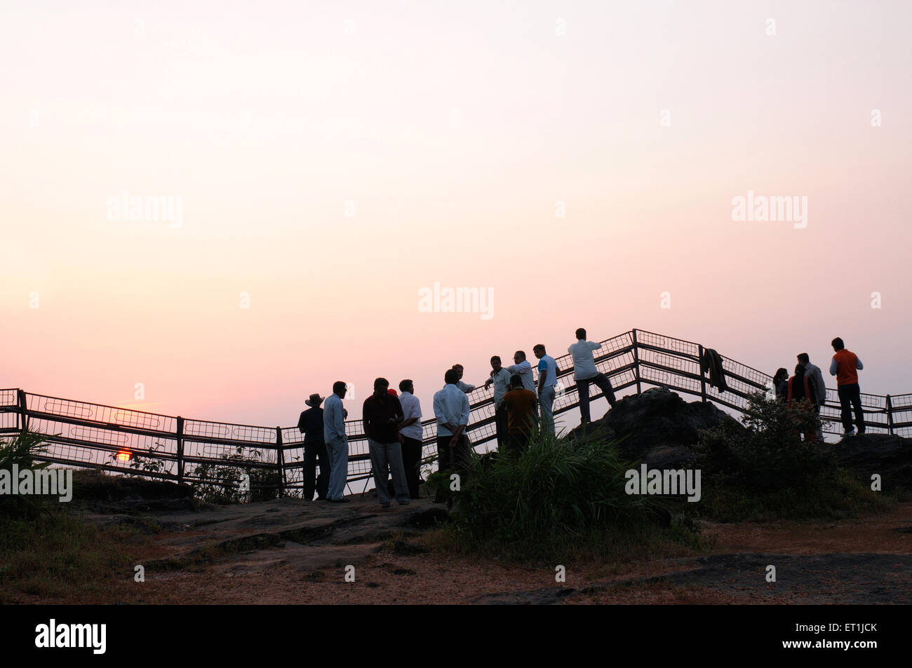 Leute sehen Sonnenaufgang Dhoopgarh Pachmarhi Madhya Pradesh, Indien Stockfoto