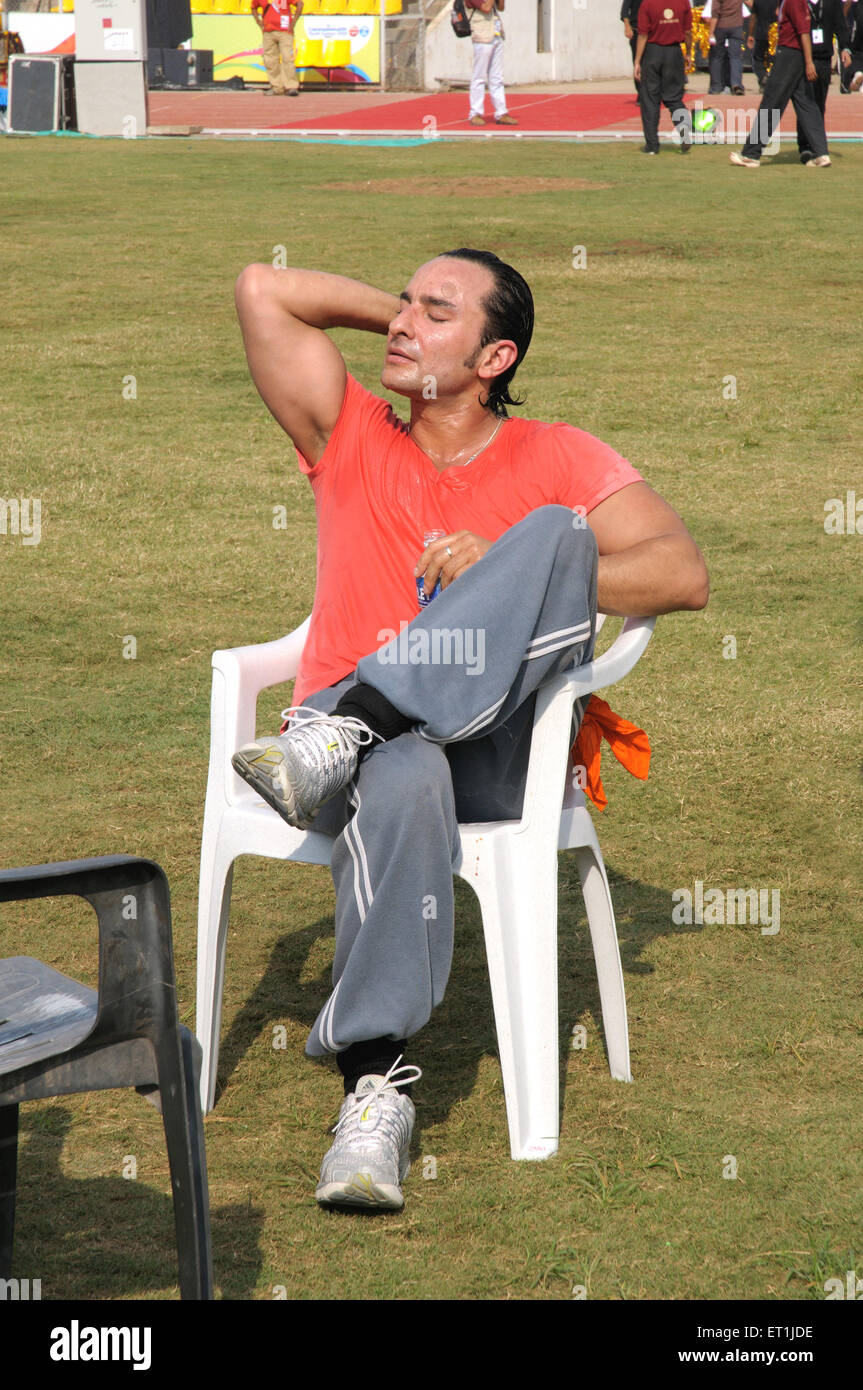 Saif Ali Khan, indischer Schauspieler, sitzt auf einem Stuhl und sonnen sich Stockfoto