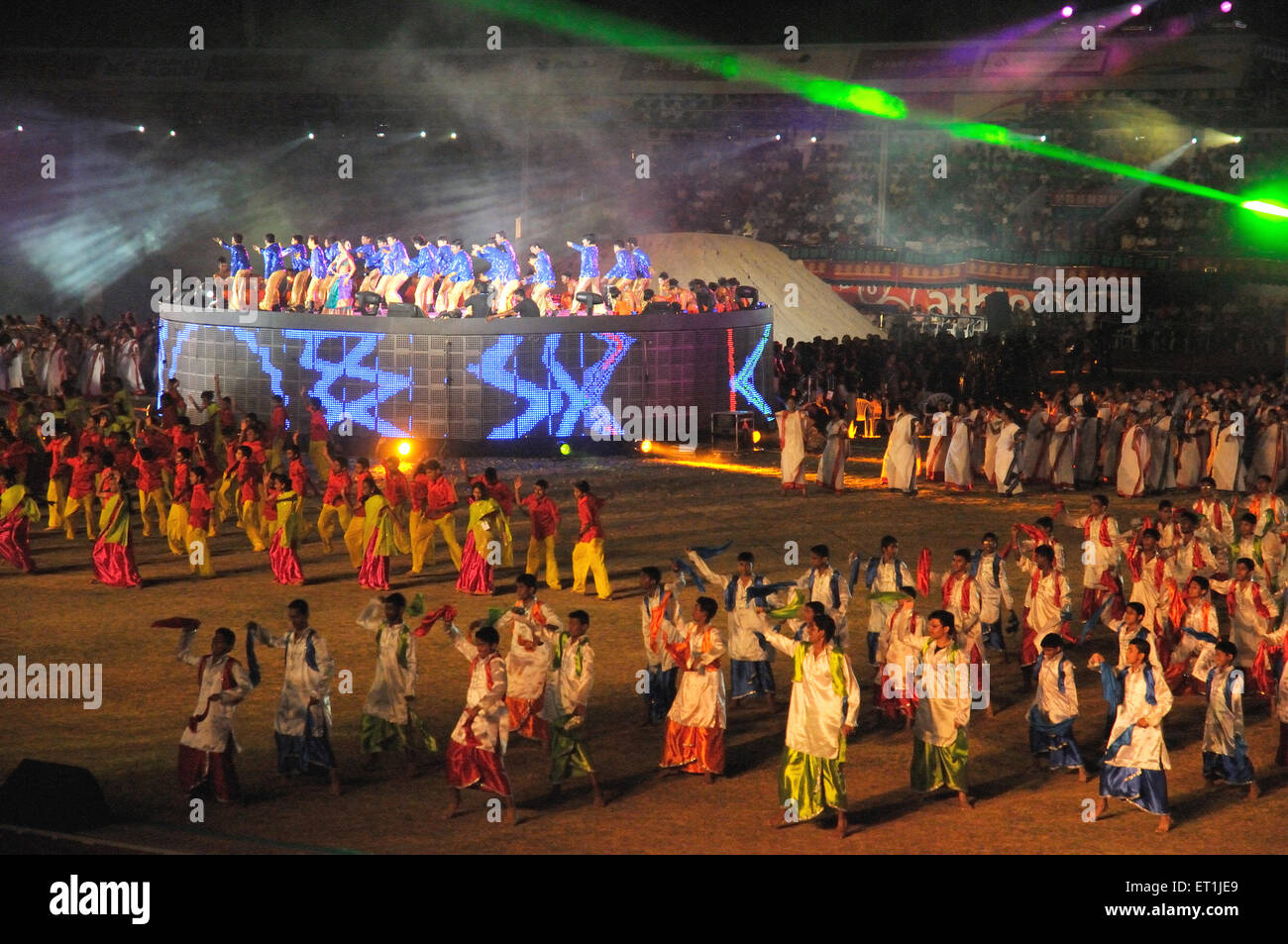 Tänzerinnen tanzen im Stadion von Shree Shiv Chhatrapati Sport Komplex Balewadi; Pune; Maharashtra Stockfoto