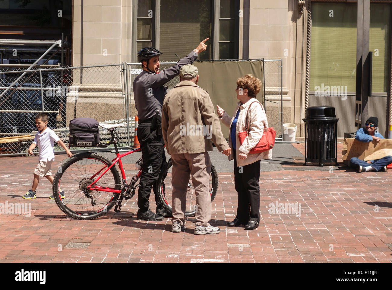 Älteres paar Fragen Richtungen von Polizeibeamten auf Mountainbike, Lancaster, Philadelphia, Vereinigte Staaten von Amerika. Stockfoto