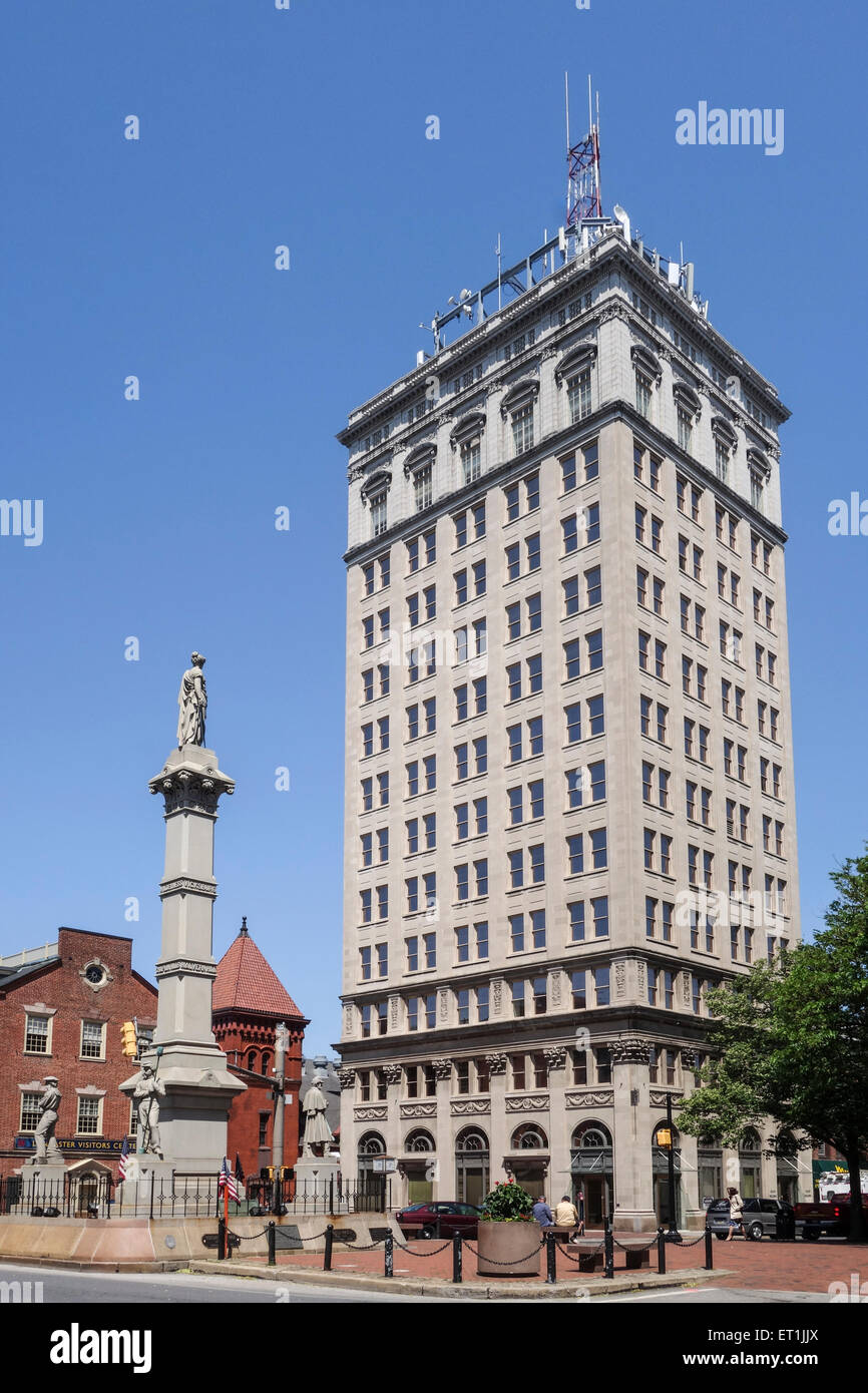 Soldaten und Sailors Monument und Griest Building, Penn Square, Lancaster, Pennsylvania. USA. Stockfoto