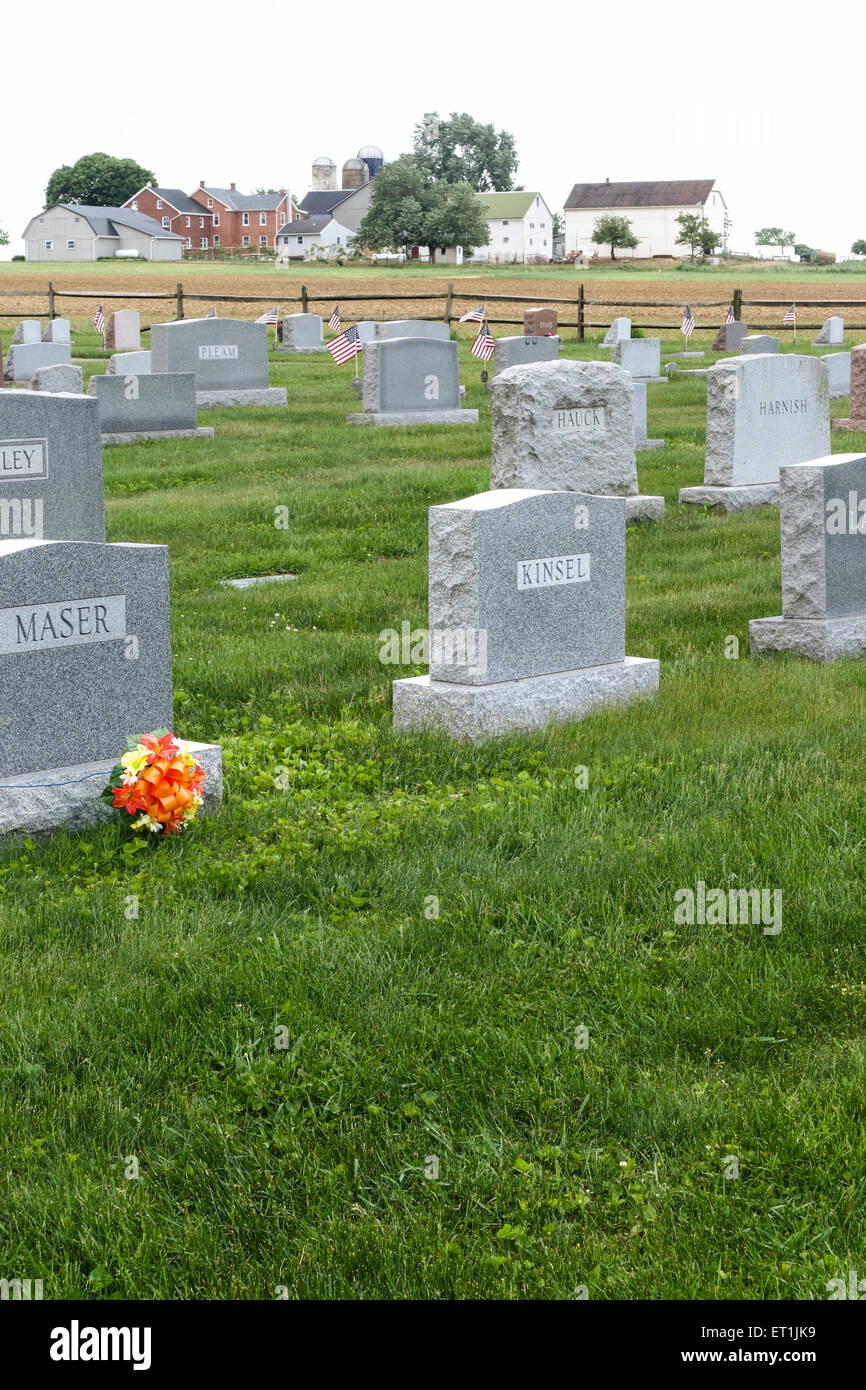 Amische Friedhof mit Farmen in Landschaft, Lancaster County, Pennsylvania Dutch, USA Stockfoto